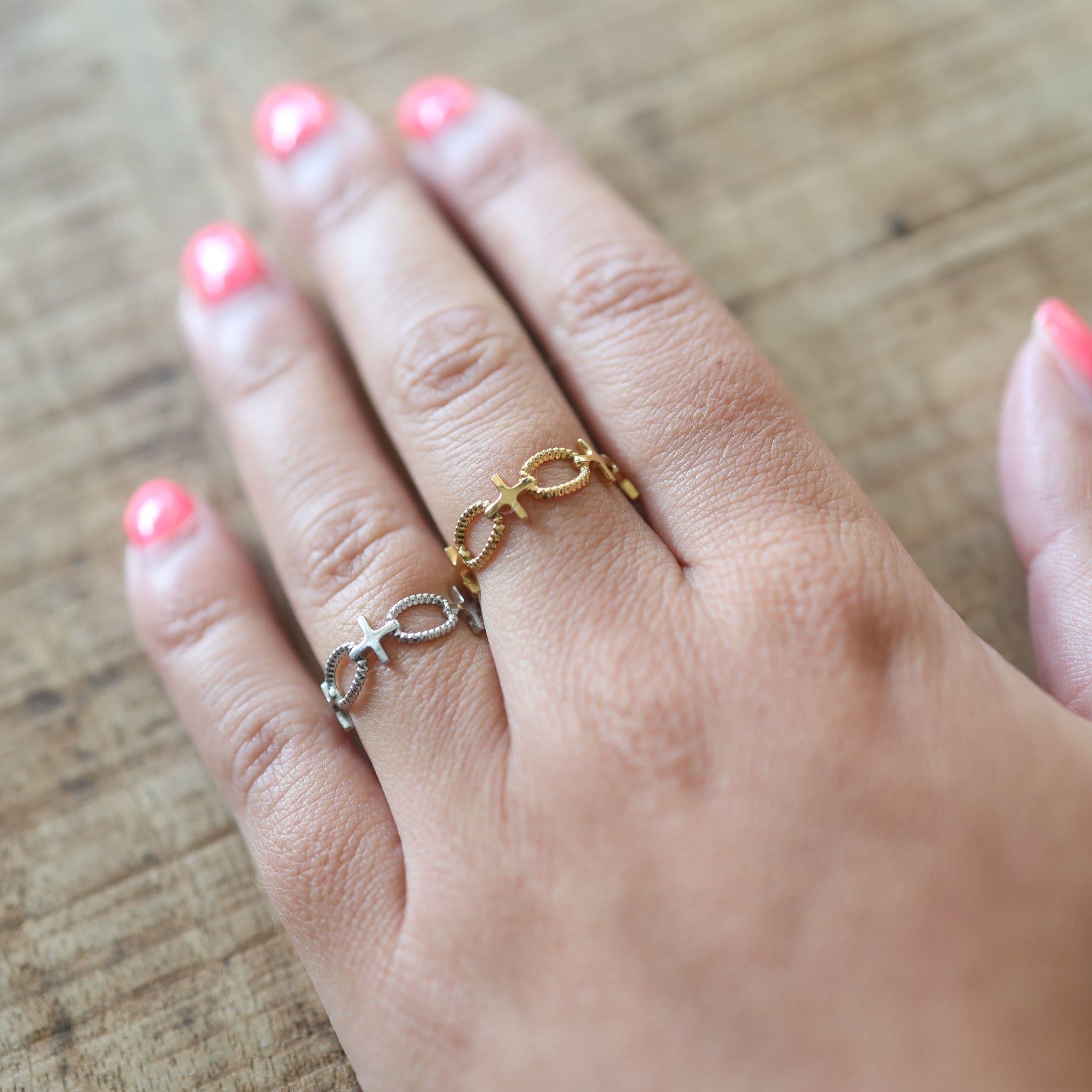 Ring met ovaal en kruisje