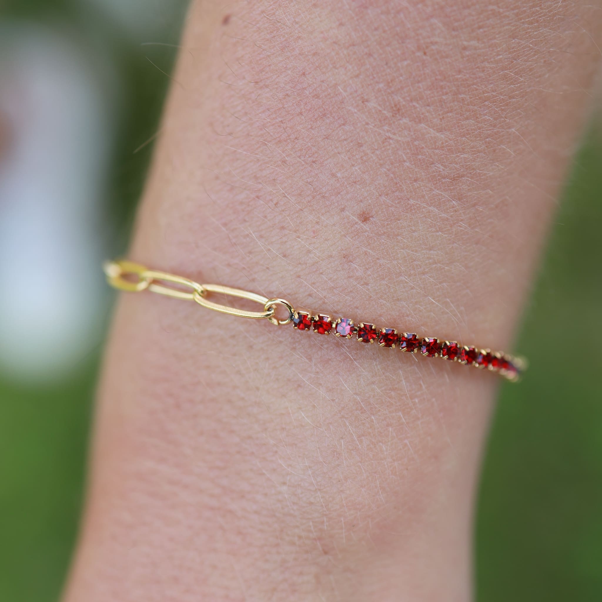 Armband aus Gold und roten Steinen 