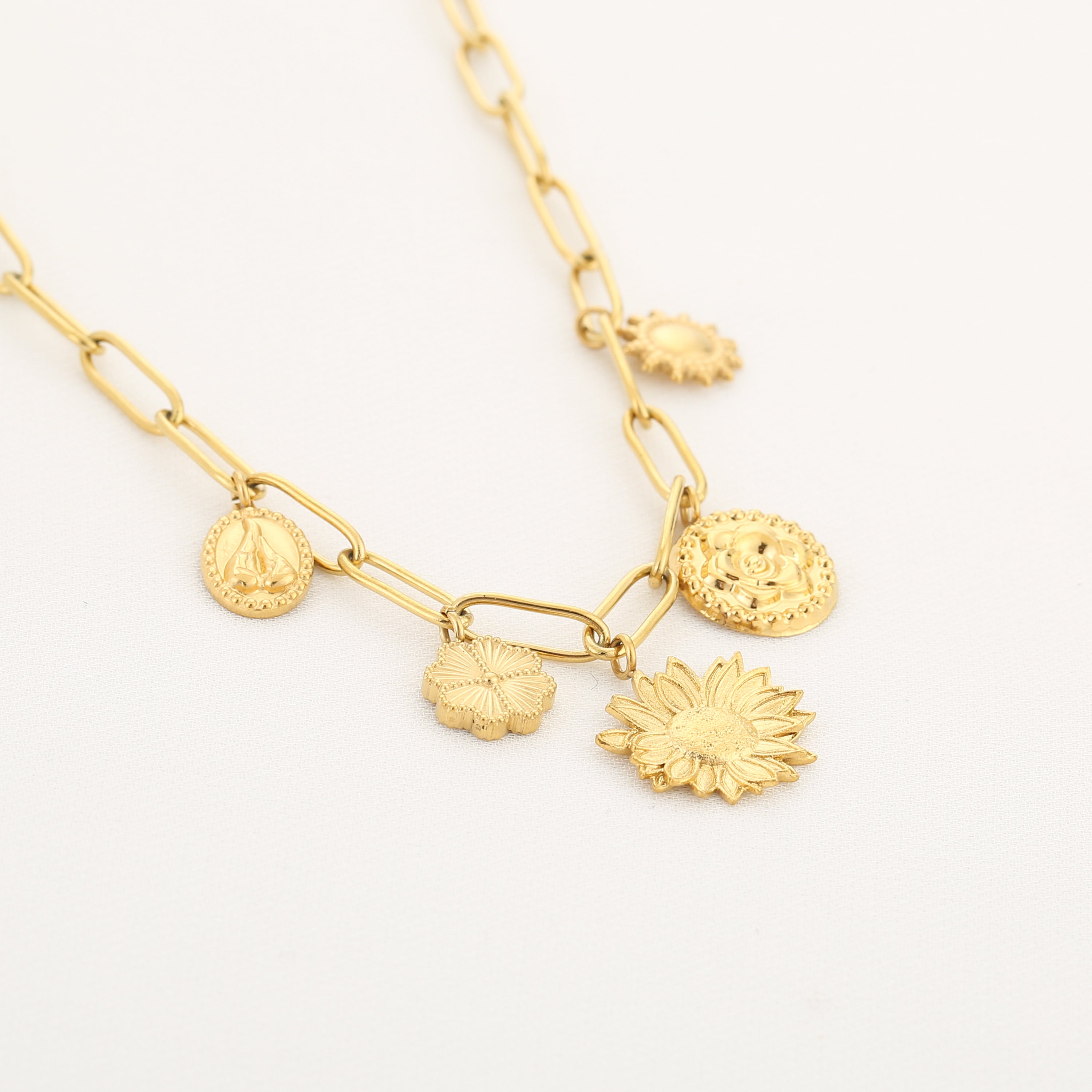 Bedelketting met bloemen