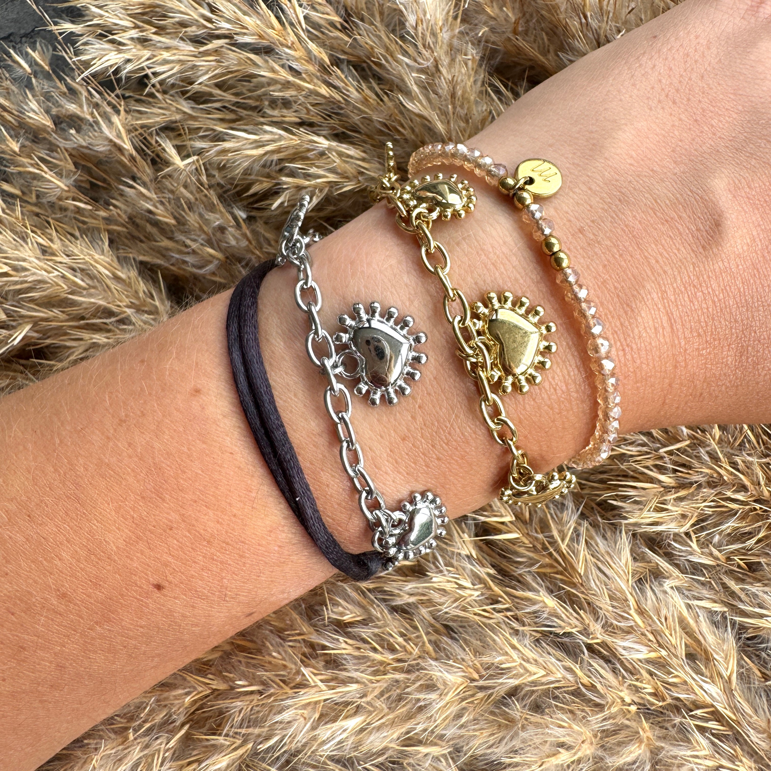 Bettelarmband mit Herzen