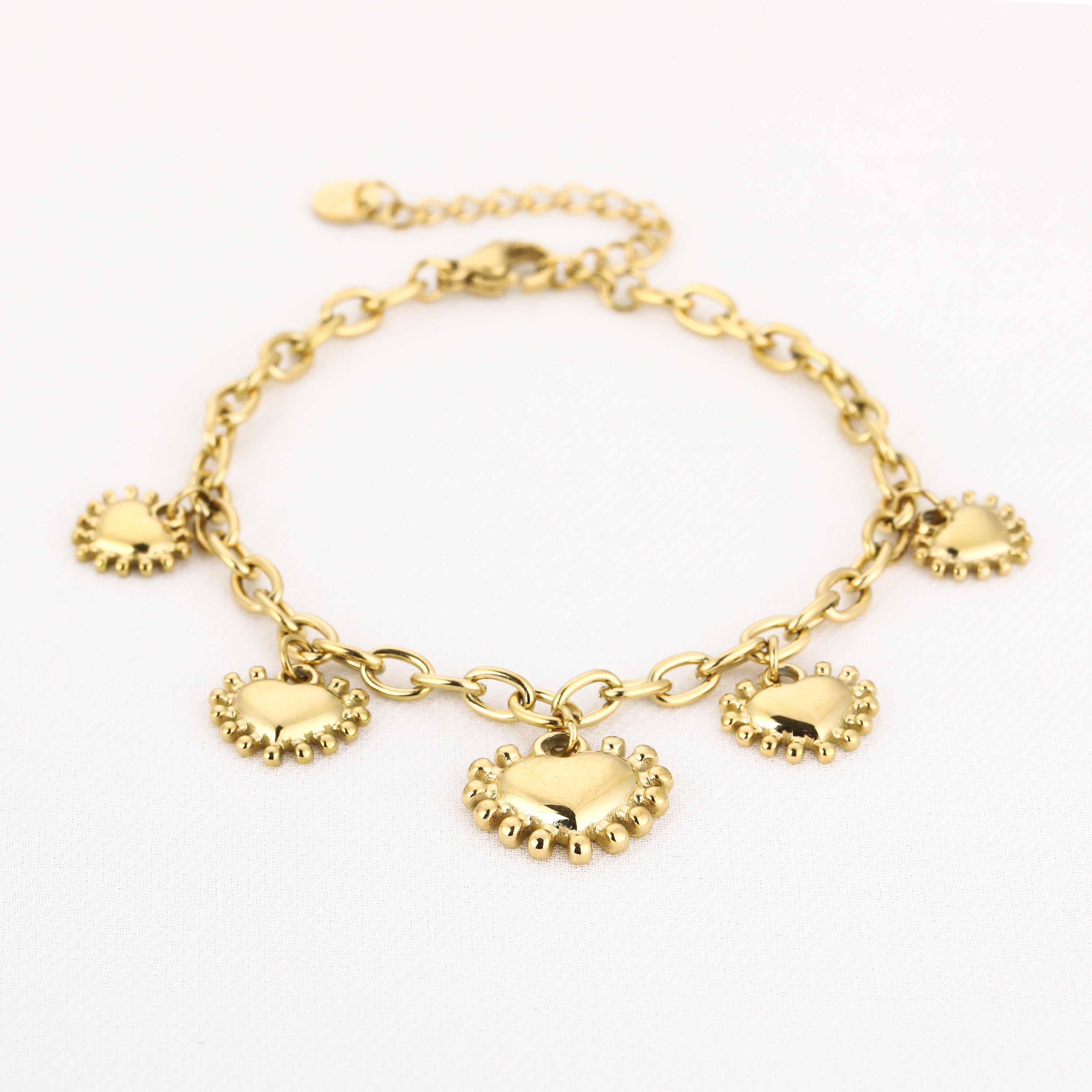 Bettelarmband mit Herzen