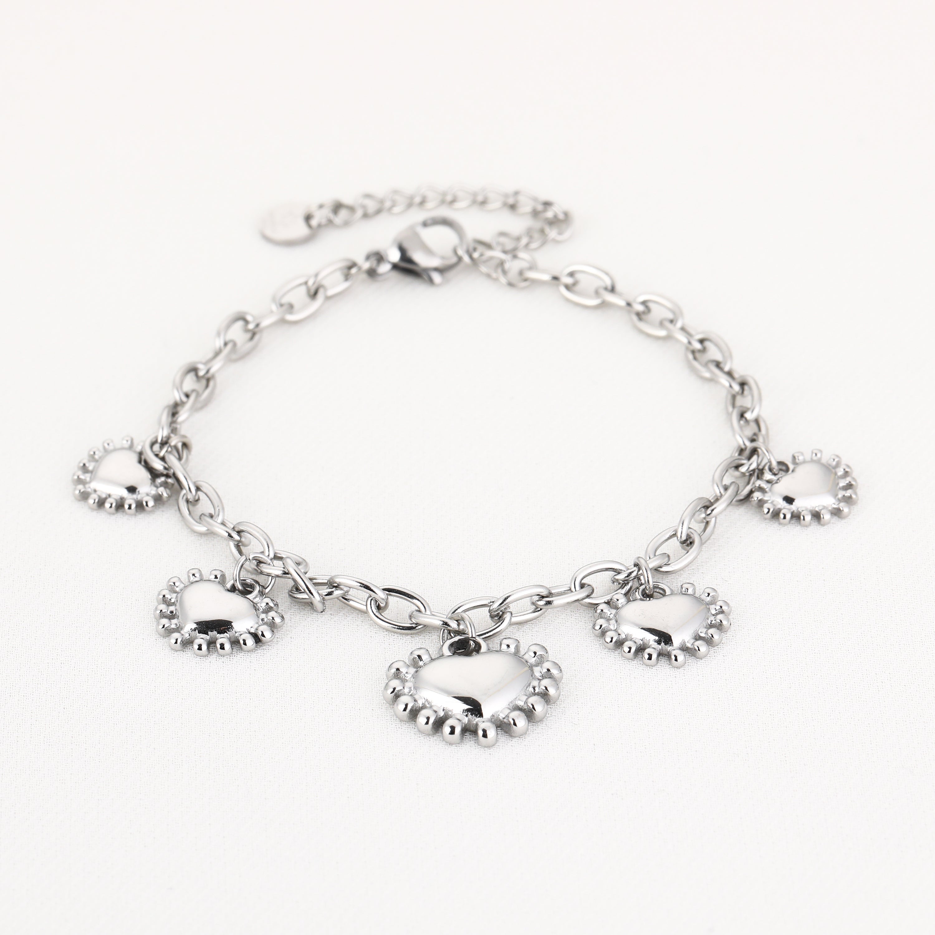 Bettelarmband mit Herzen