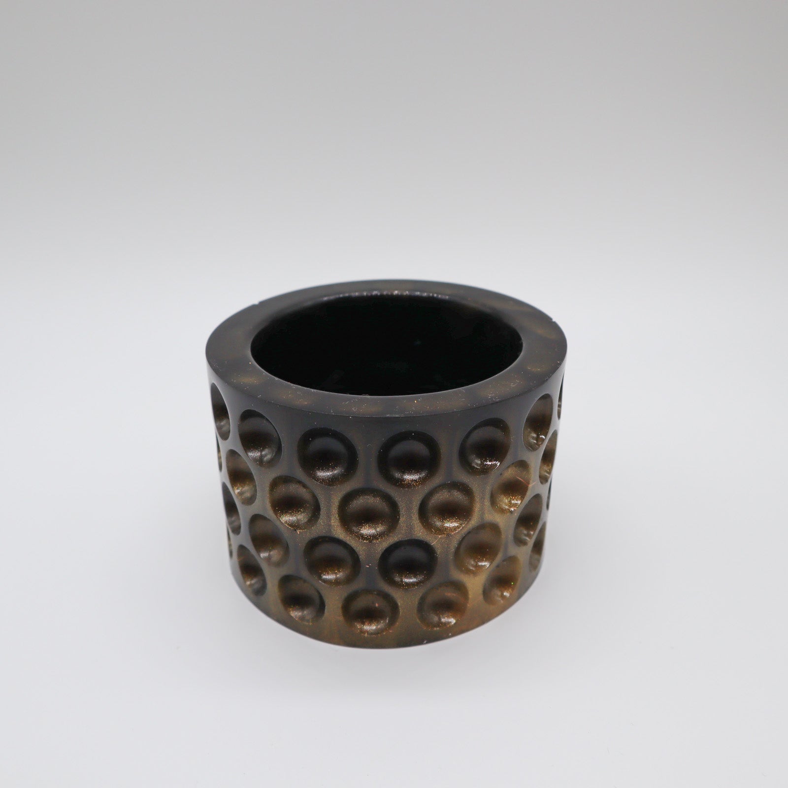 Petit pot de fleurs noir et or