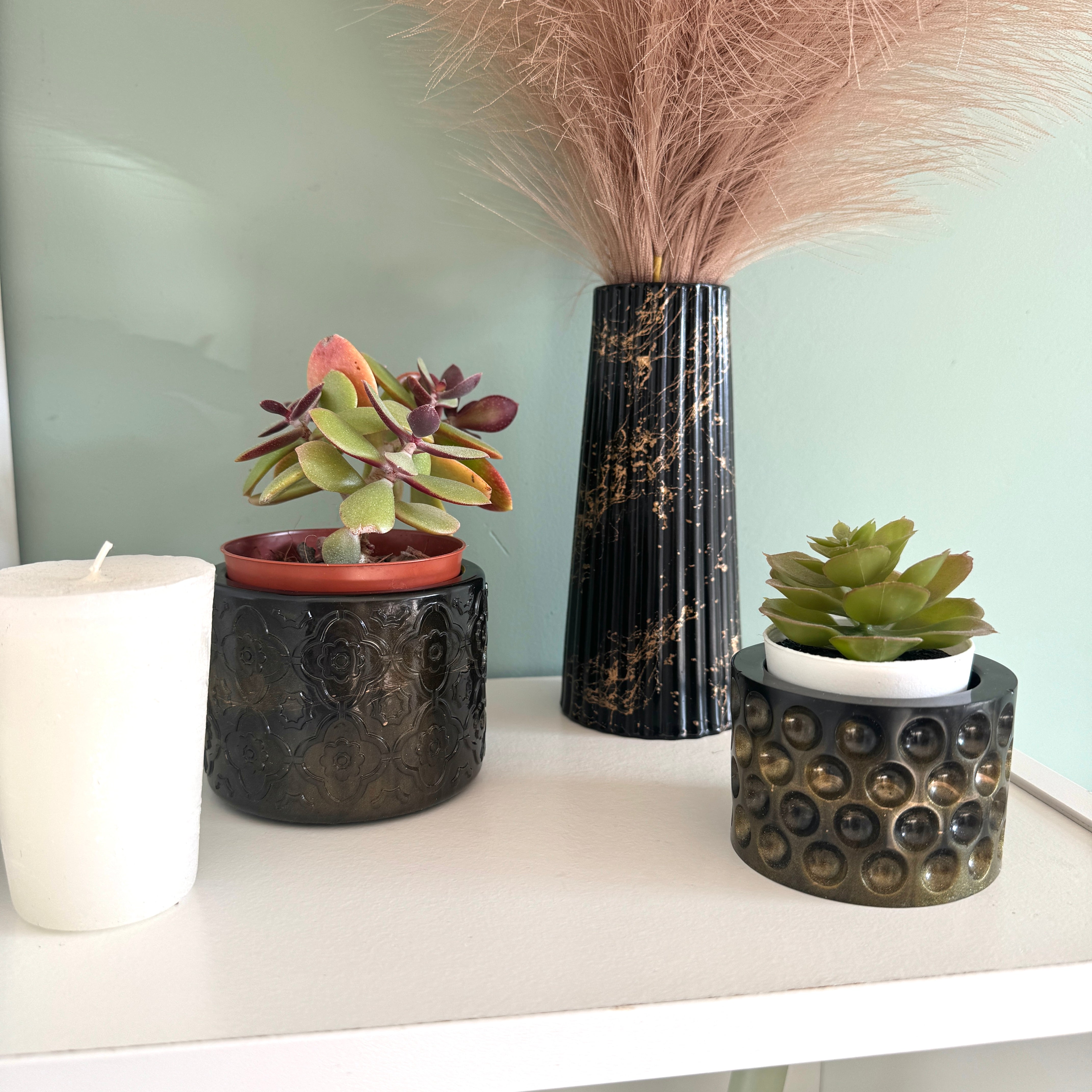 Grand pot de fleurs noir et or
