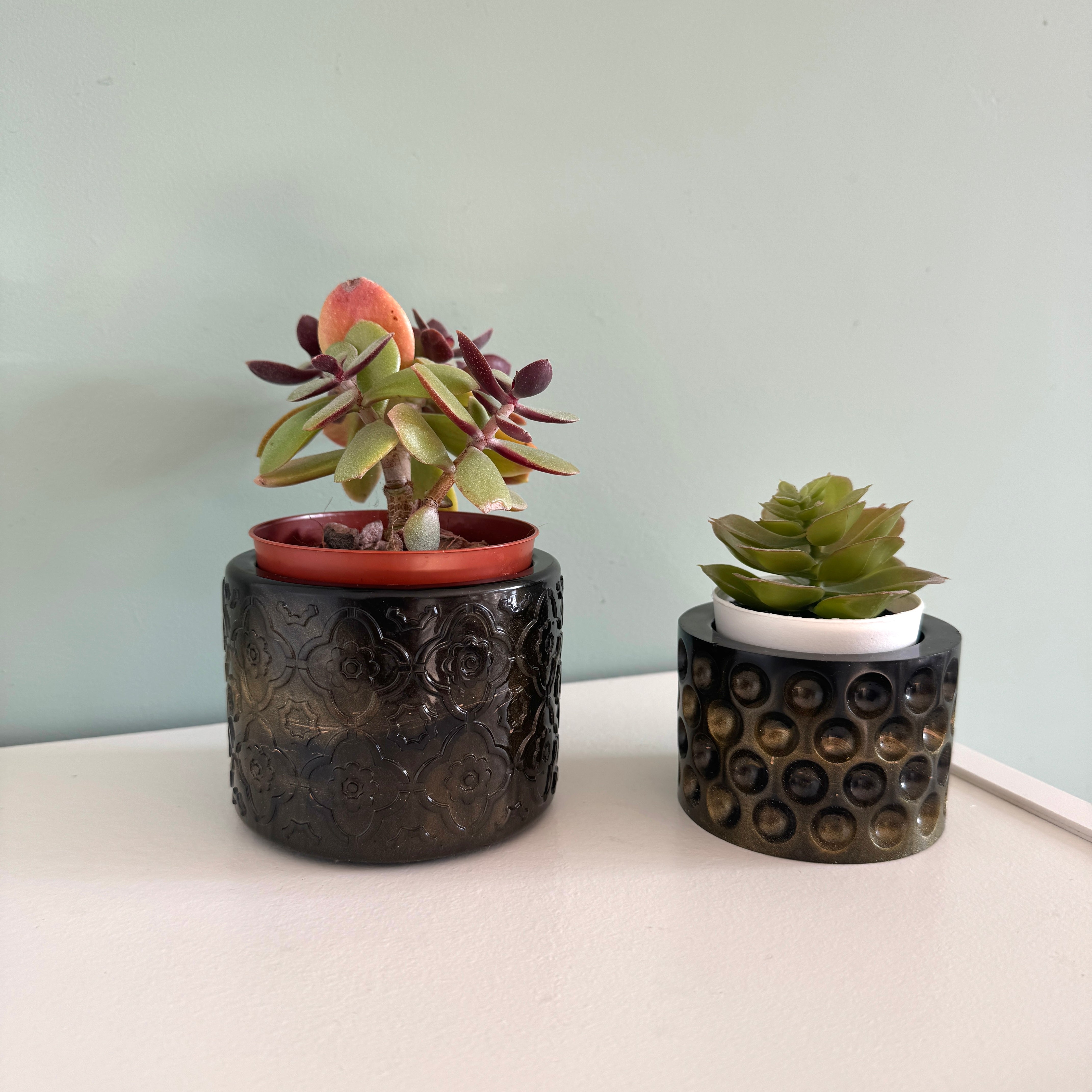Grand pot de fleurs noir et or