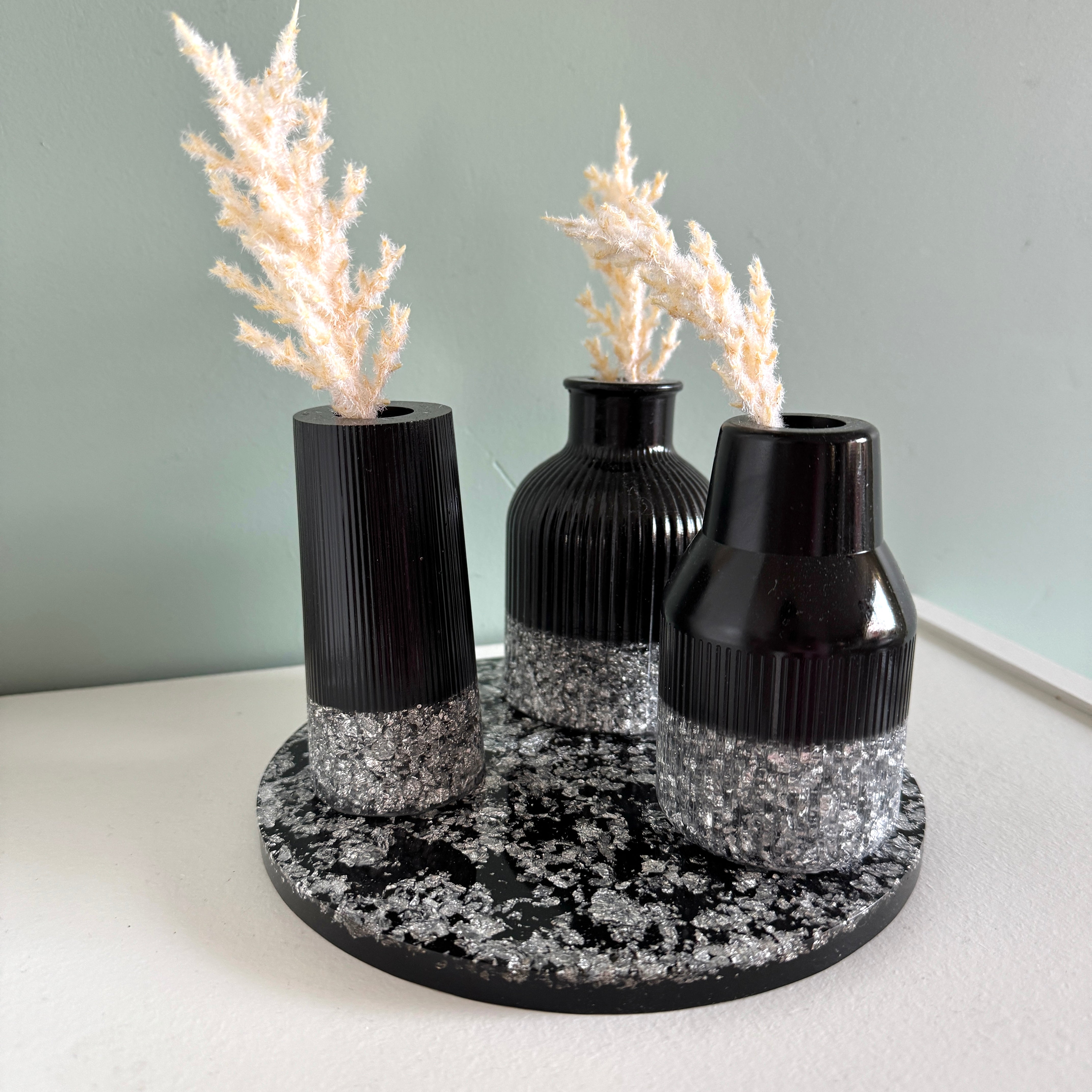 Drie decoratie vaasjes zwart met vlokken
