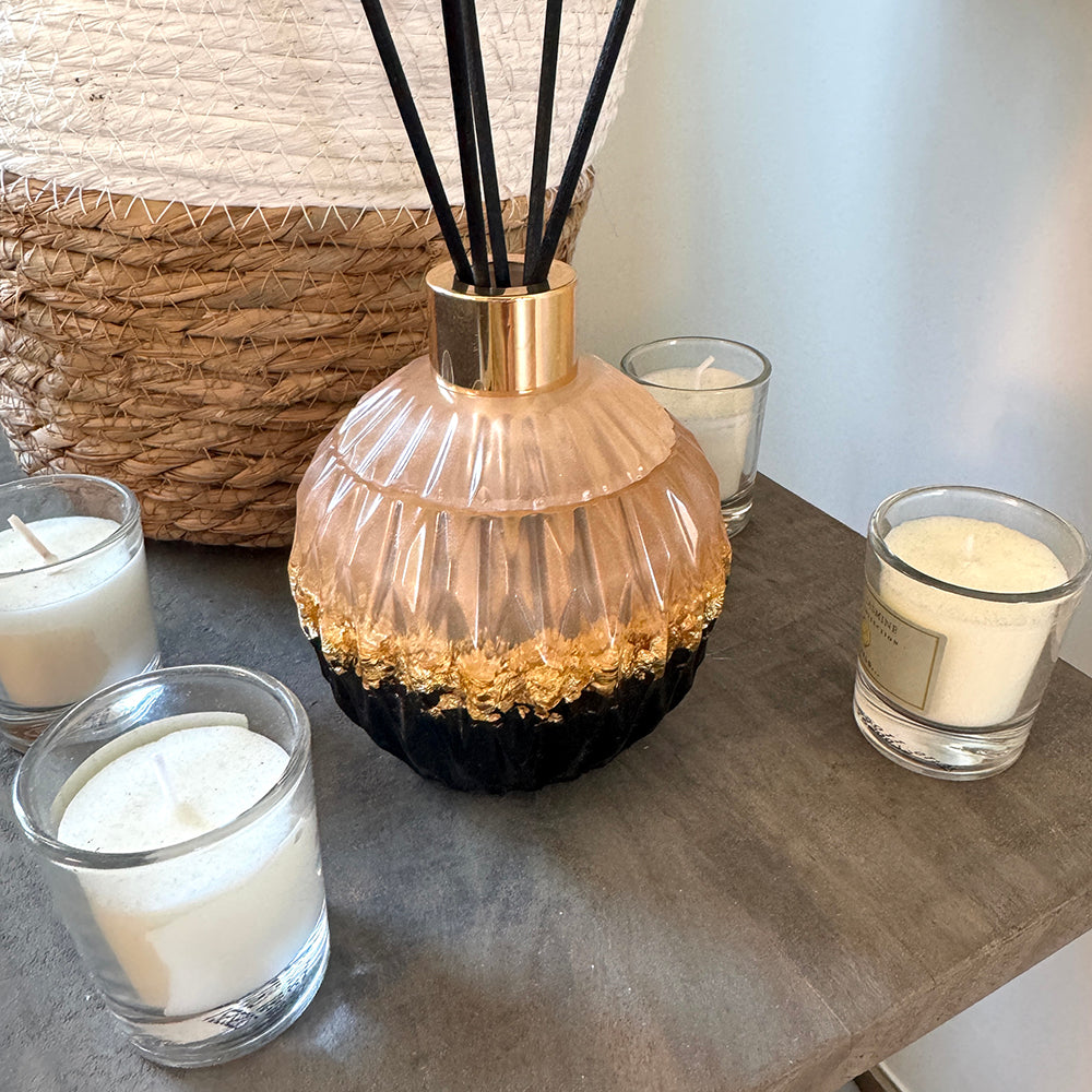 Champagne,  goudvlokken en zwart geurstokjes houder