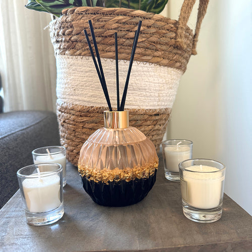 Champagne,  goudvlokken en zwart geurstokjes houder