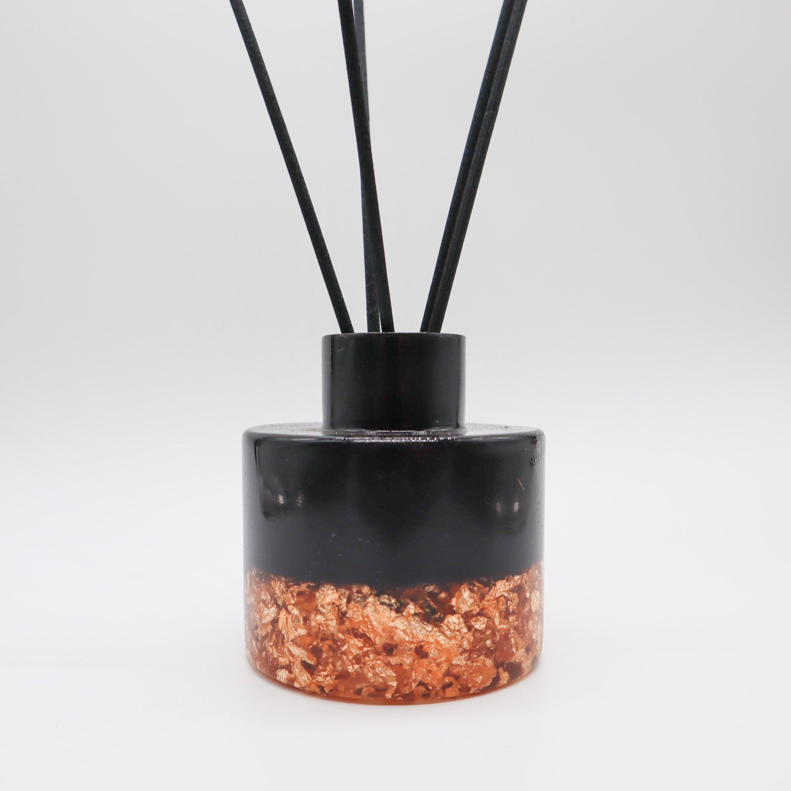 Geurstokjes houder klein rond zwart met goudvlokken