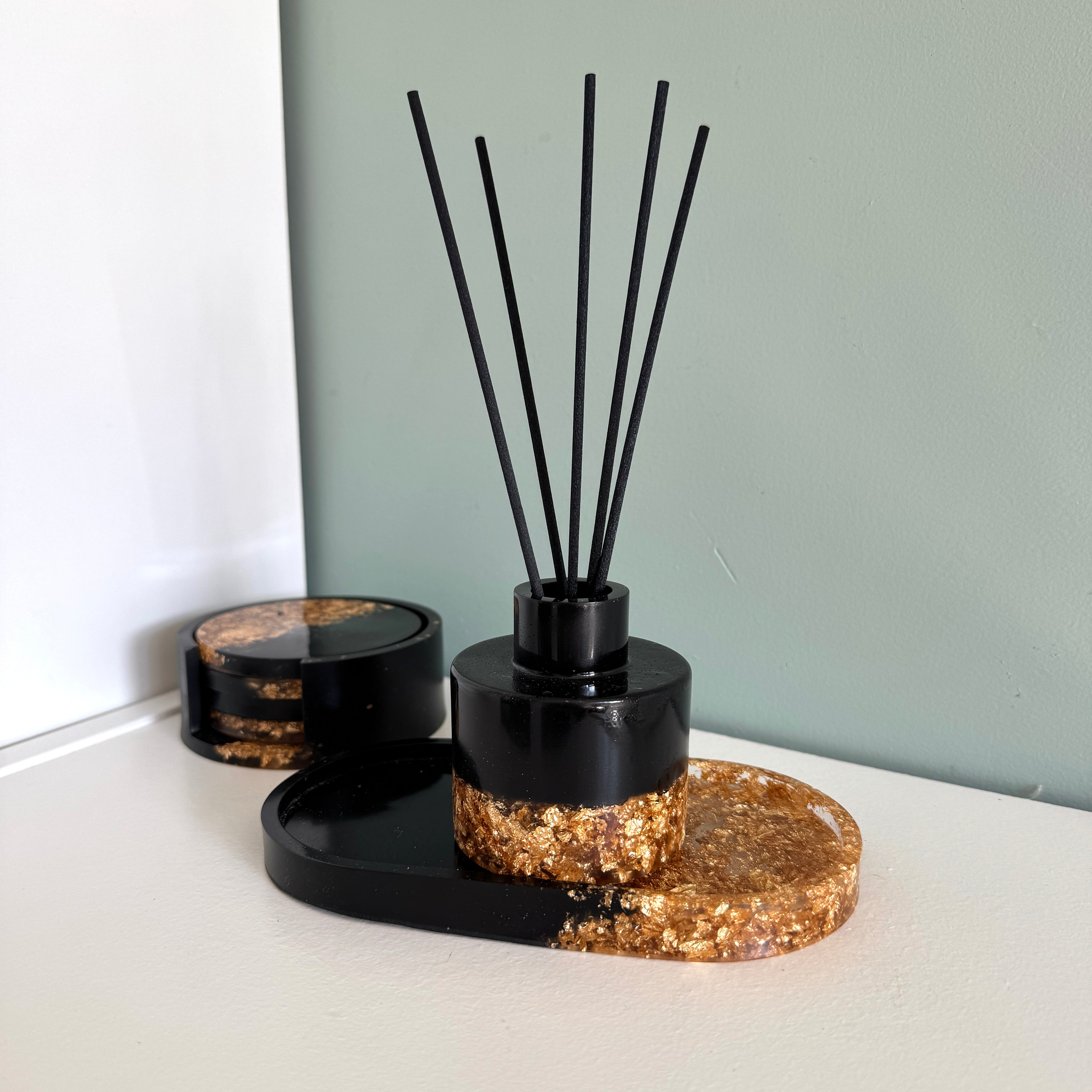 Geurstokjes houder klein rond zwart met goudvlokken