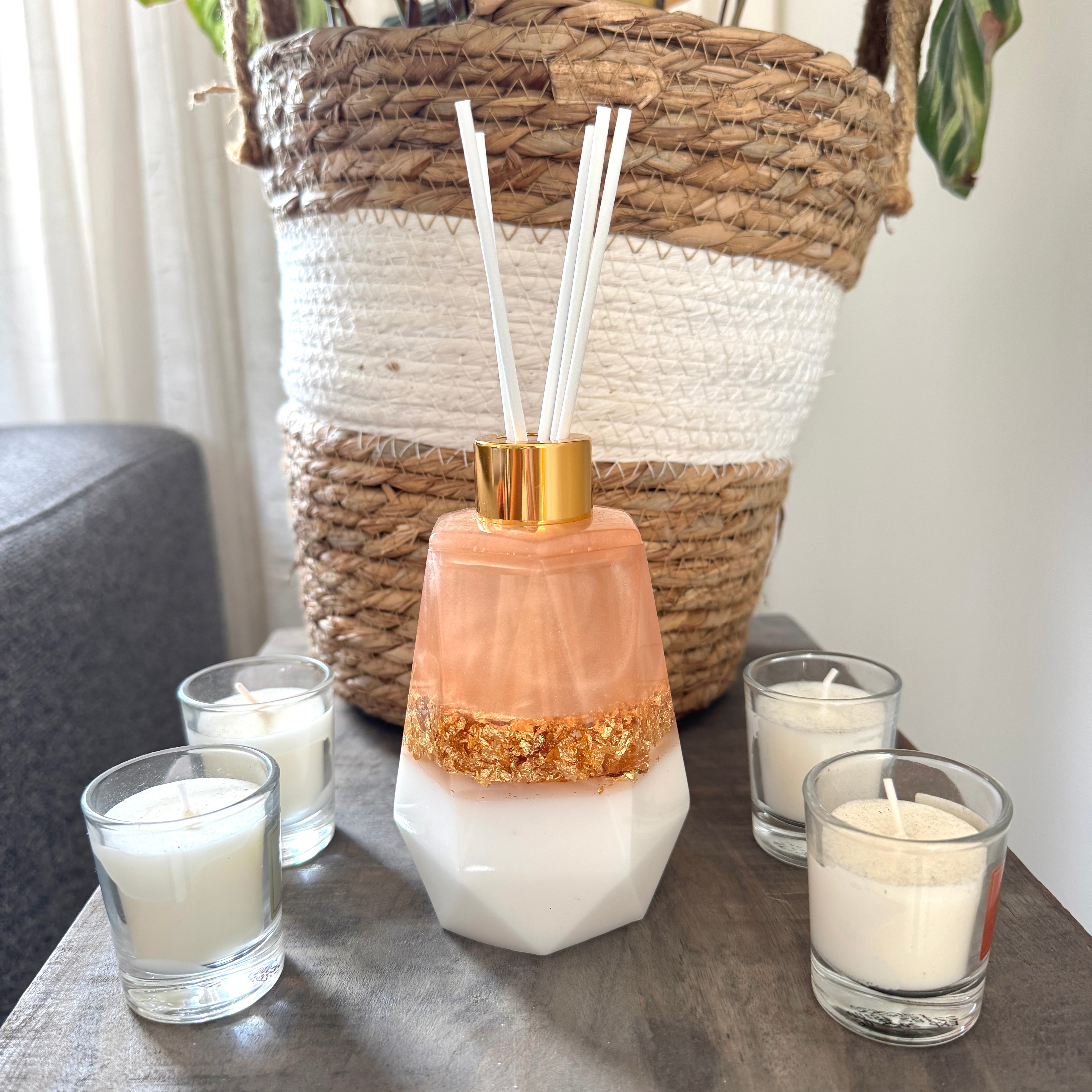 Geurstokjes houder zes-kant champagne, goudvlokken en wit