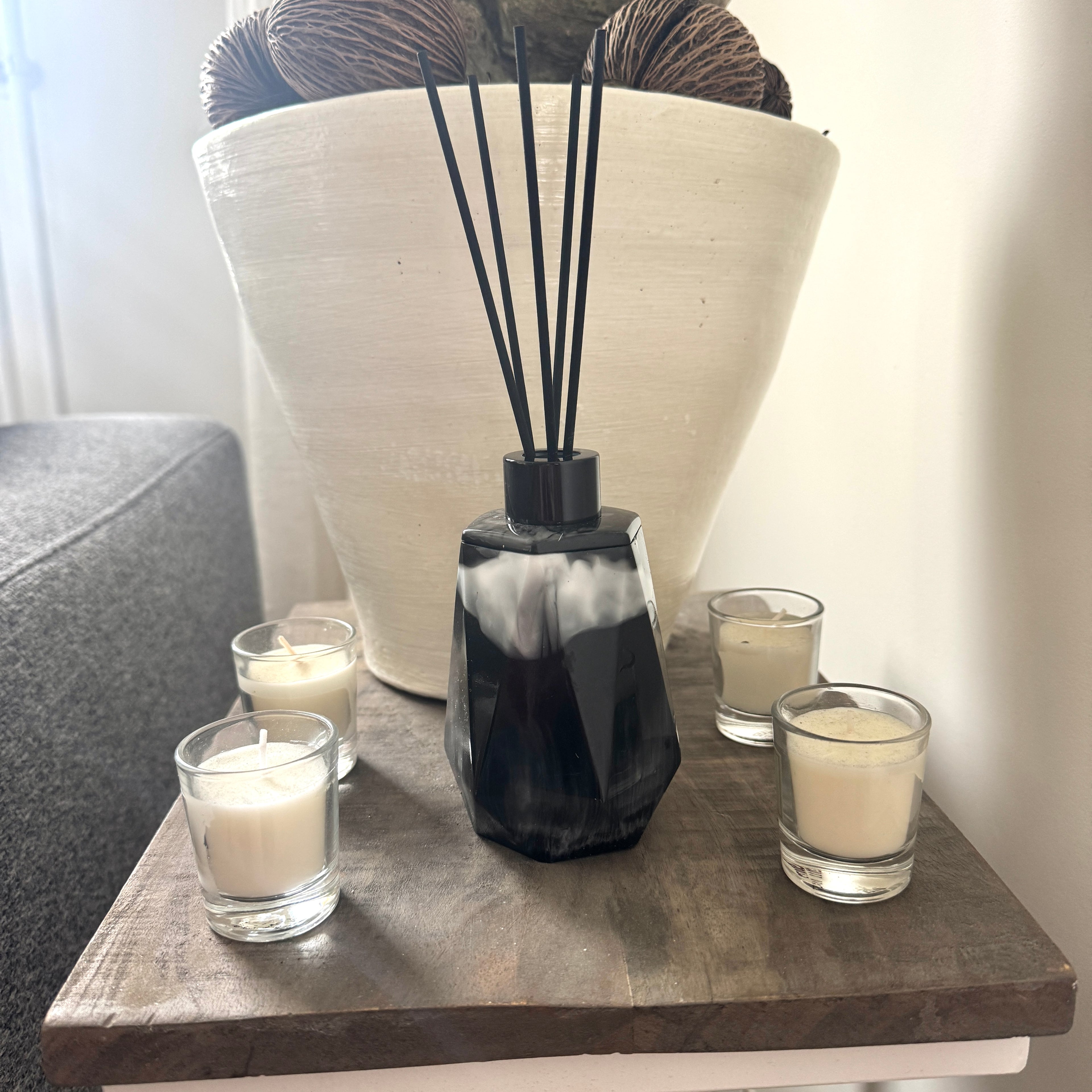 Geurstokjes houder zes-kant zwart en witte details