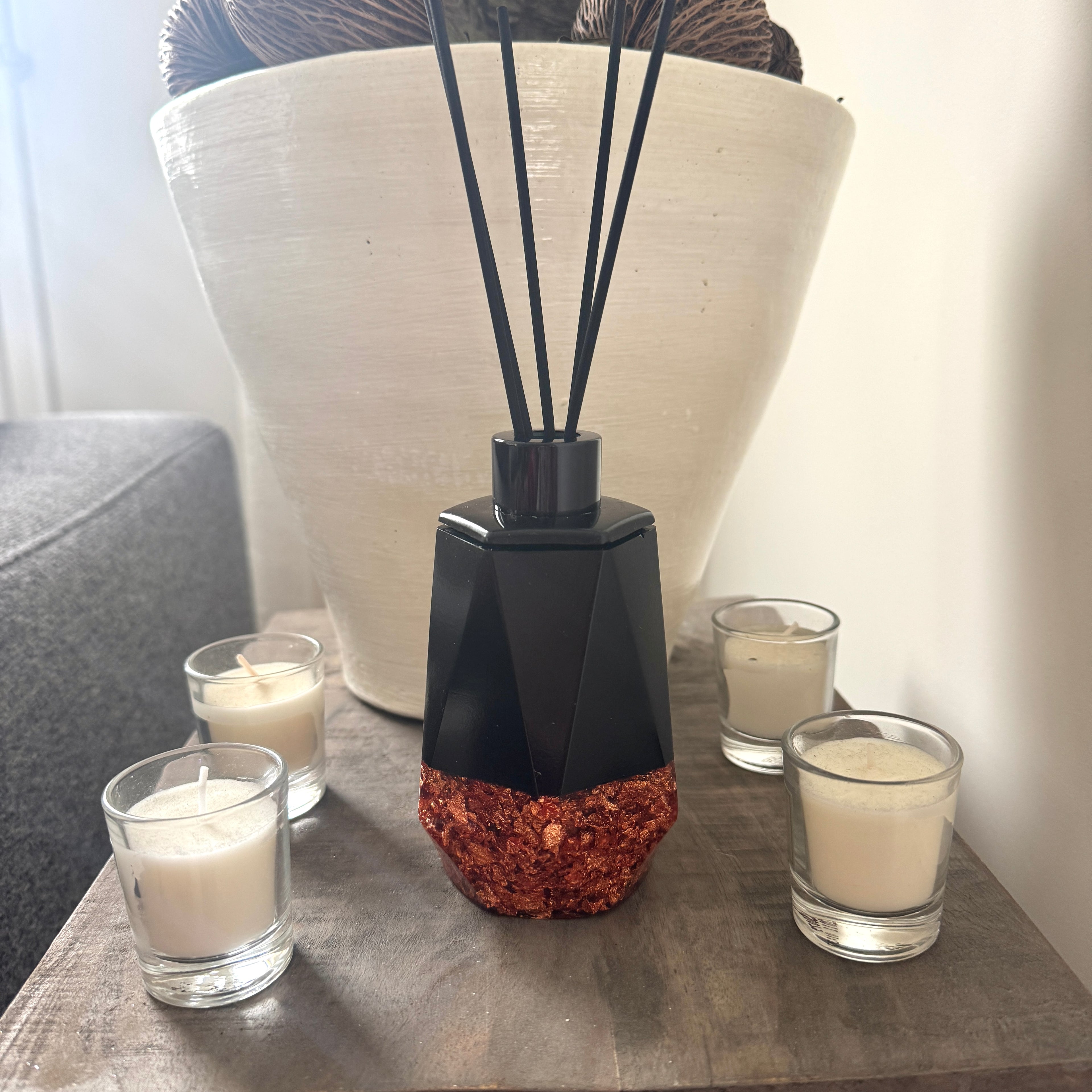 Geurstokjes houder zes-kant zwart met vlokken