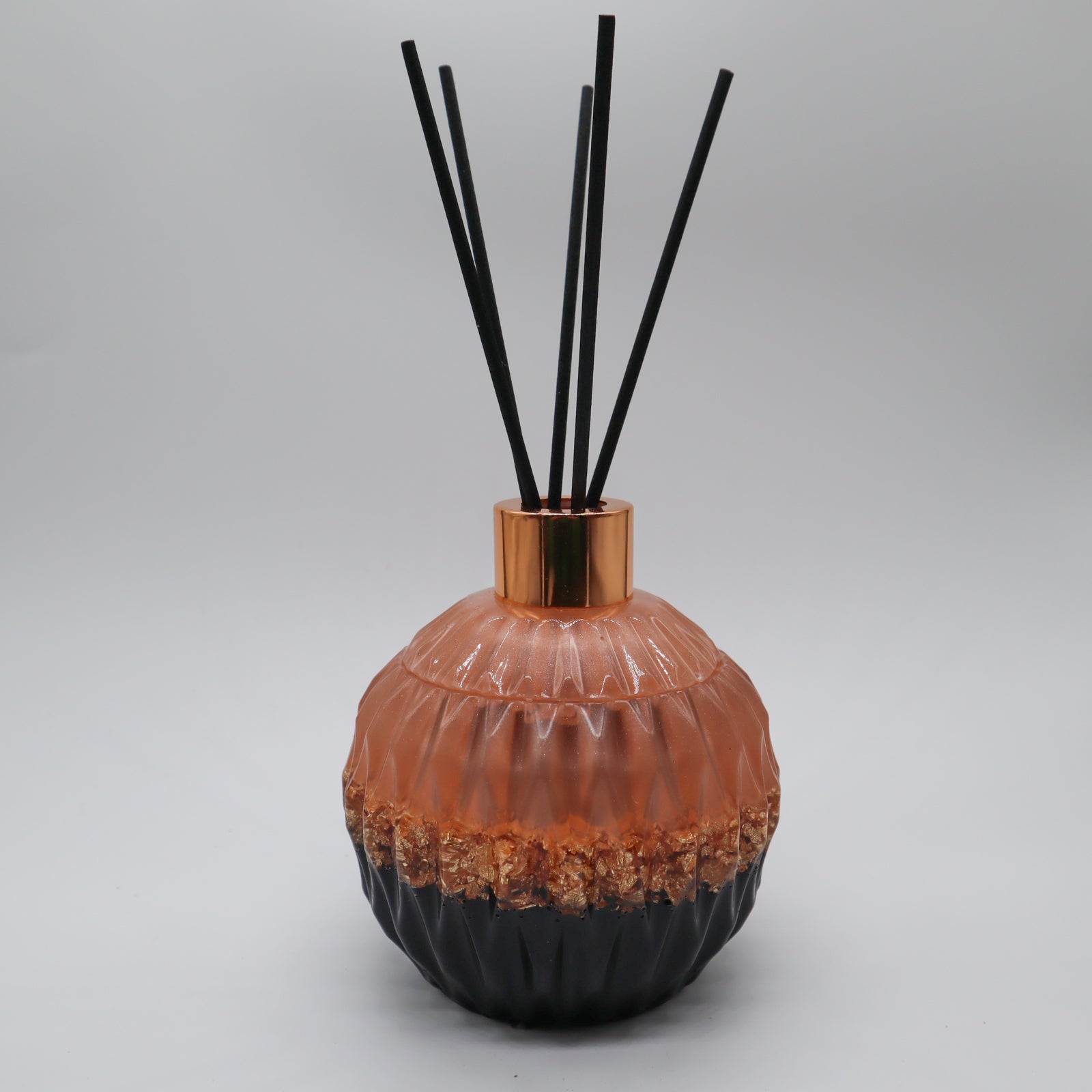 Champagne,  goudvlokken en zwart geurstokjes houder