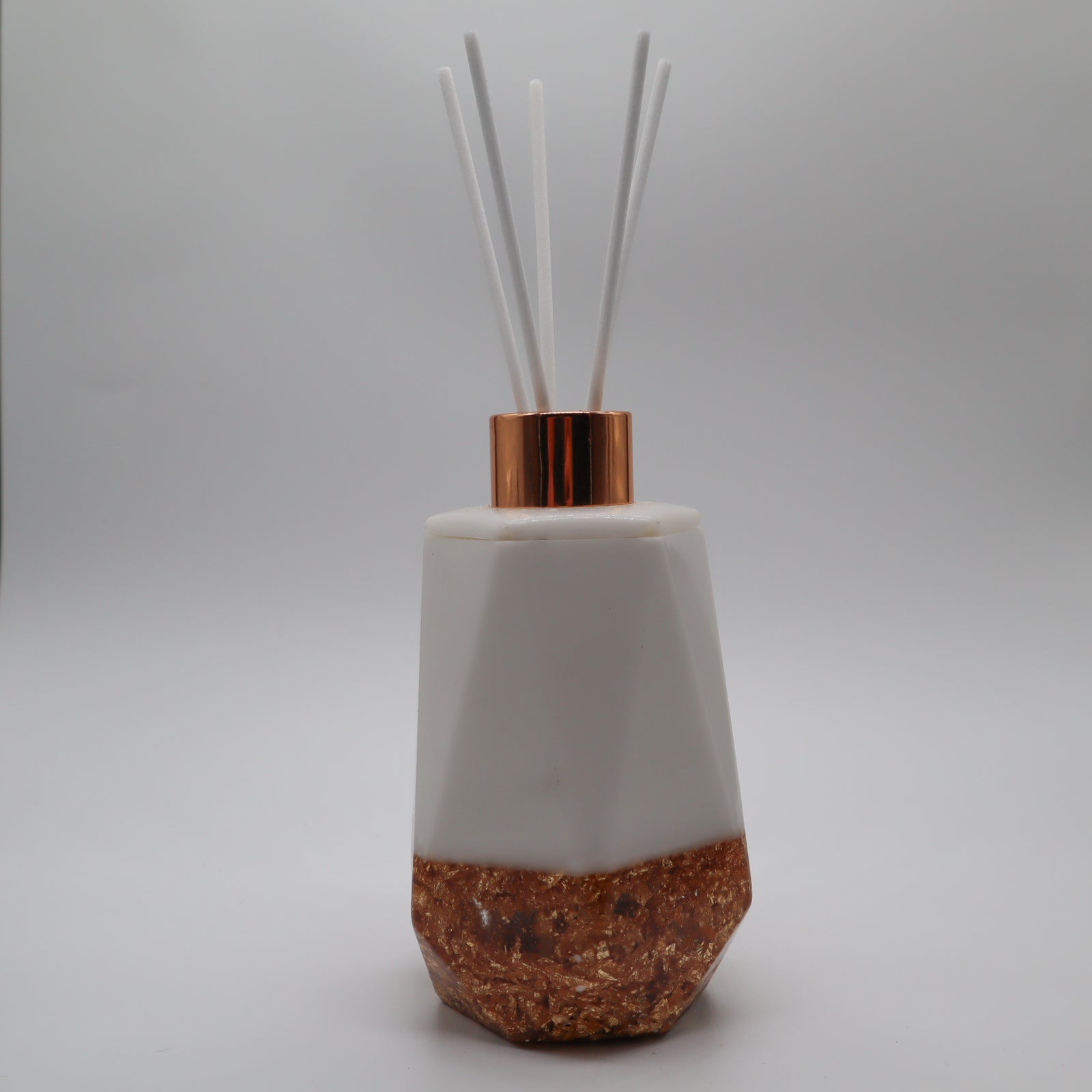 Geurstokjes houder zes-kant wit met vlokken