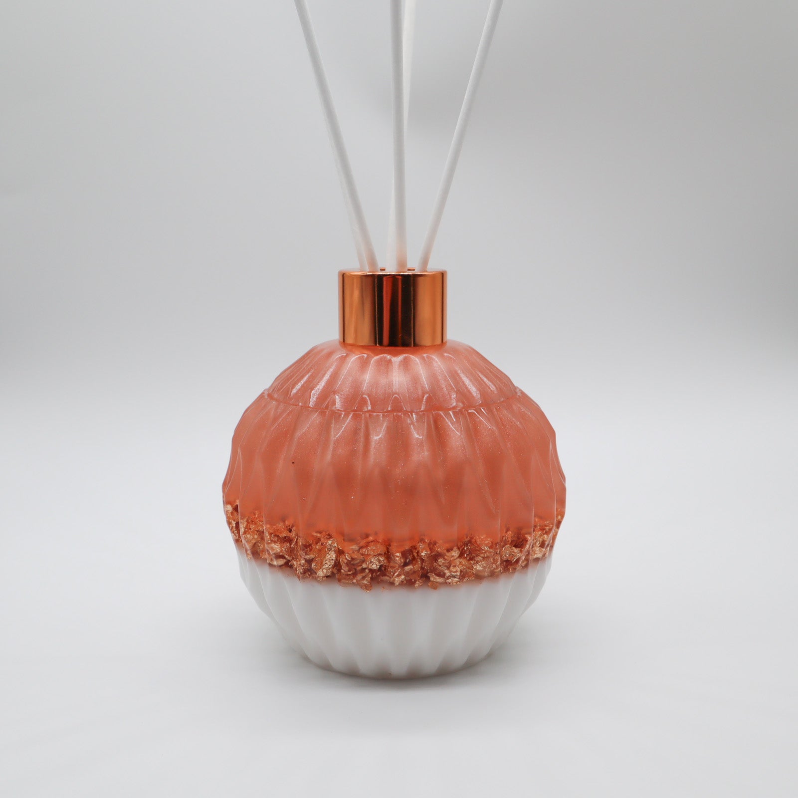 Champagne, goudvlokken en wit geurstokjes houder