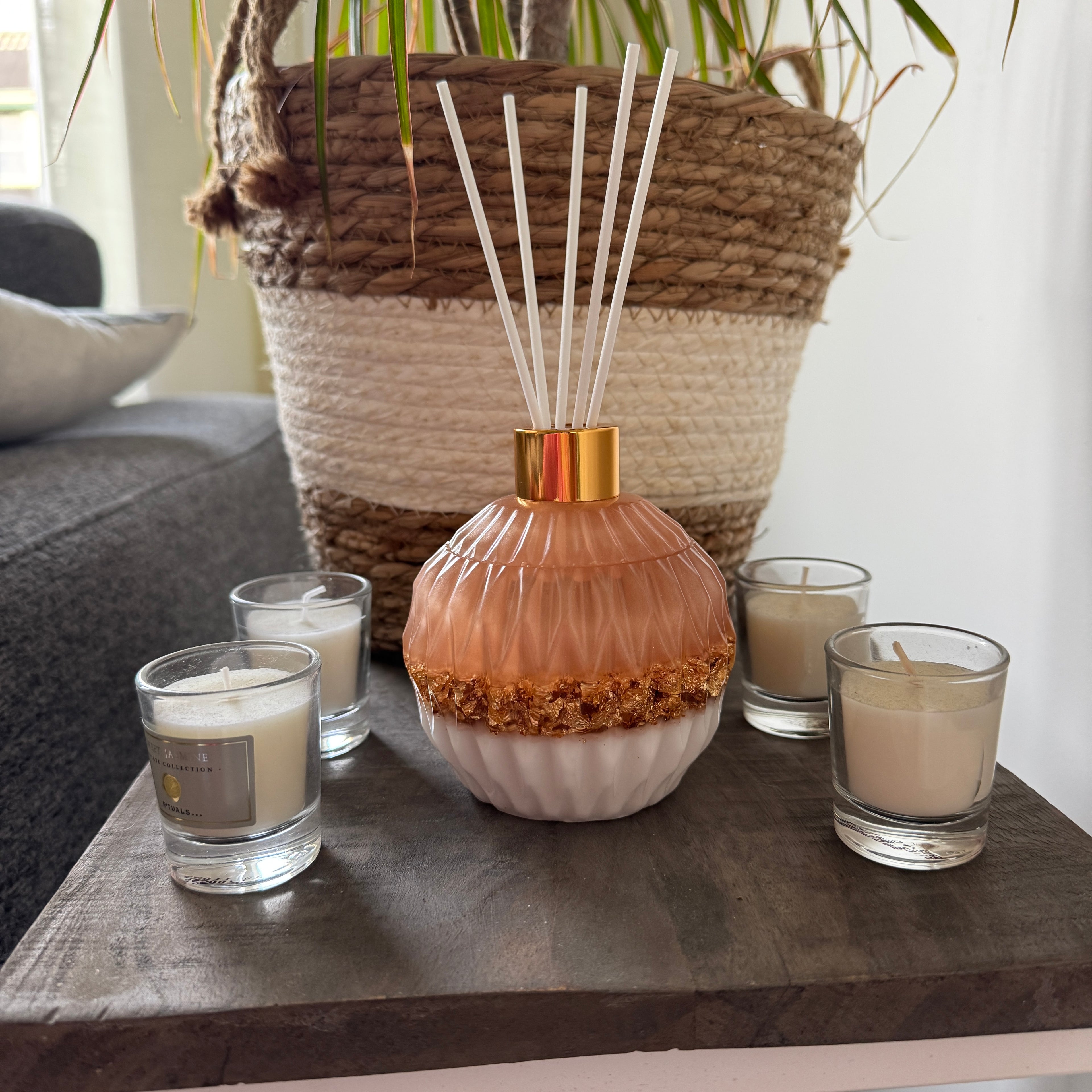 Champagne, goudvlokken en wit geurstokjes houder