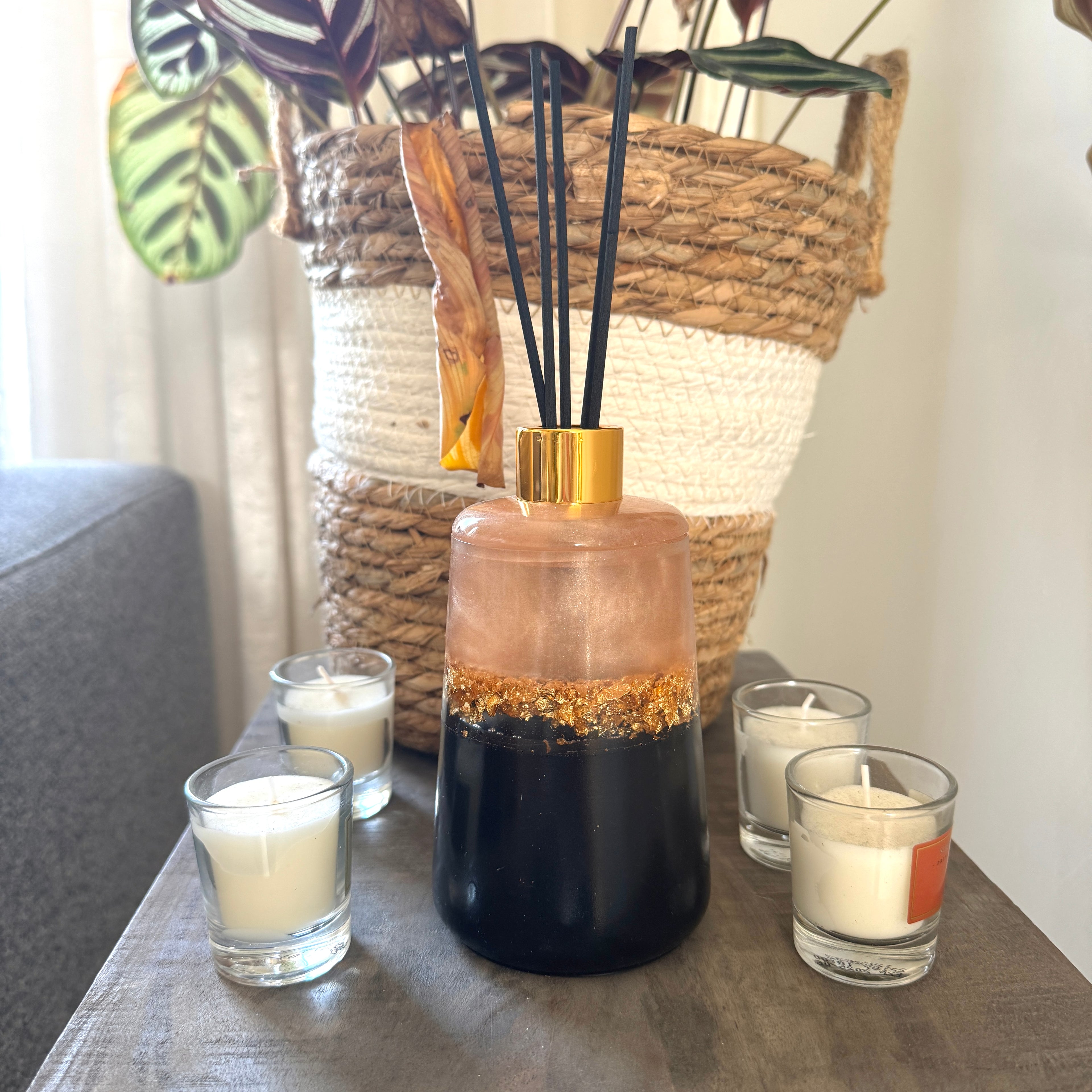 Geurstokjes houder rond champagne, goudvlokken en zwart