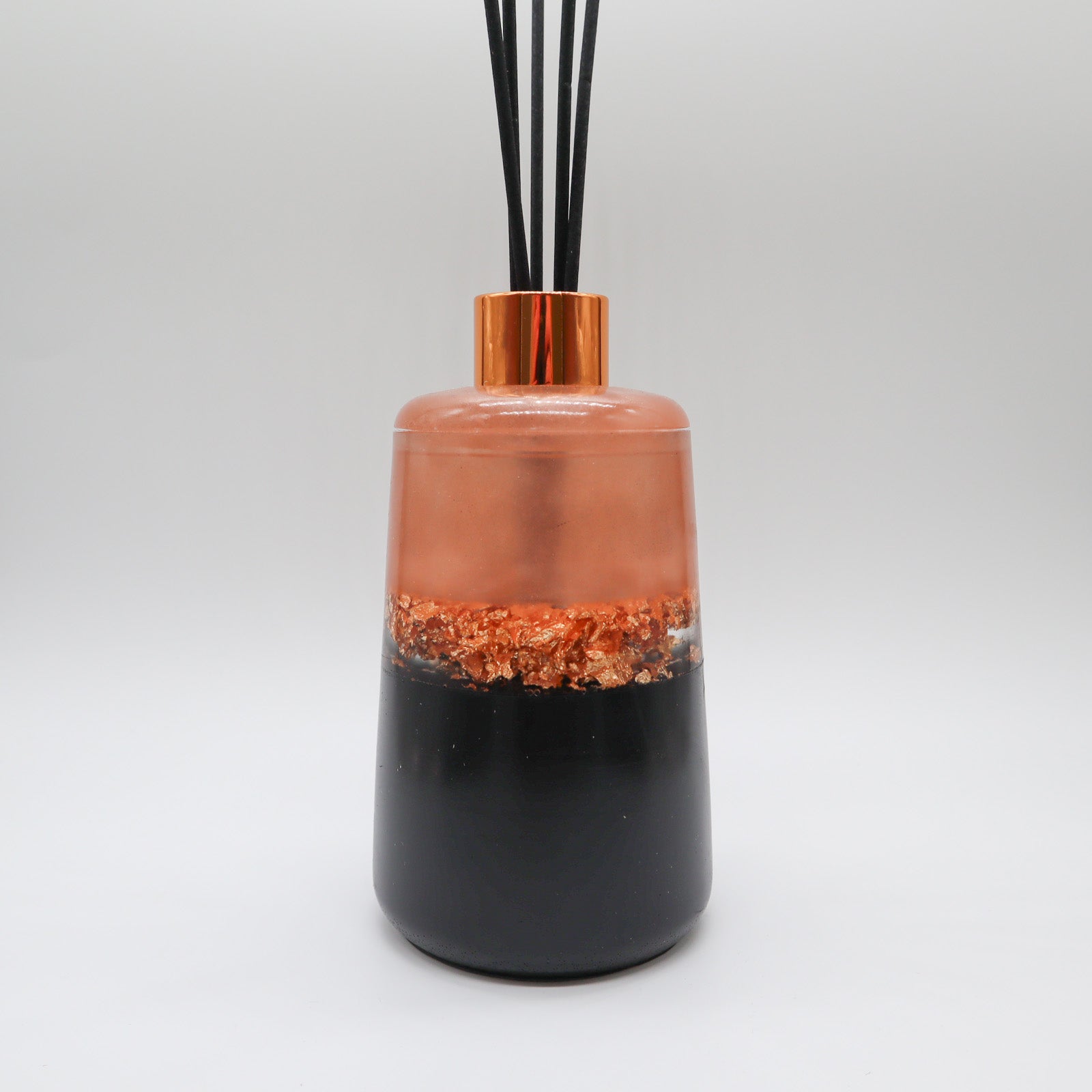 Geurstokjes houder rond champagne, goudvlokken en zwart