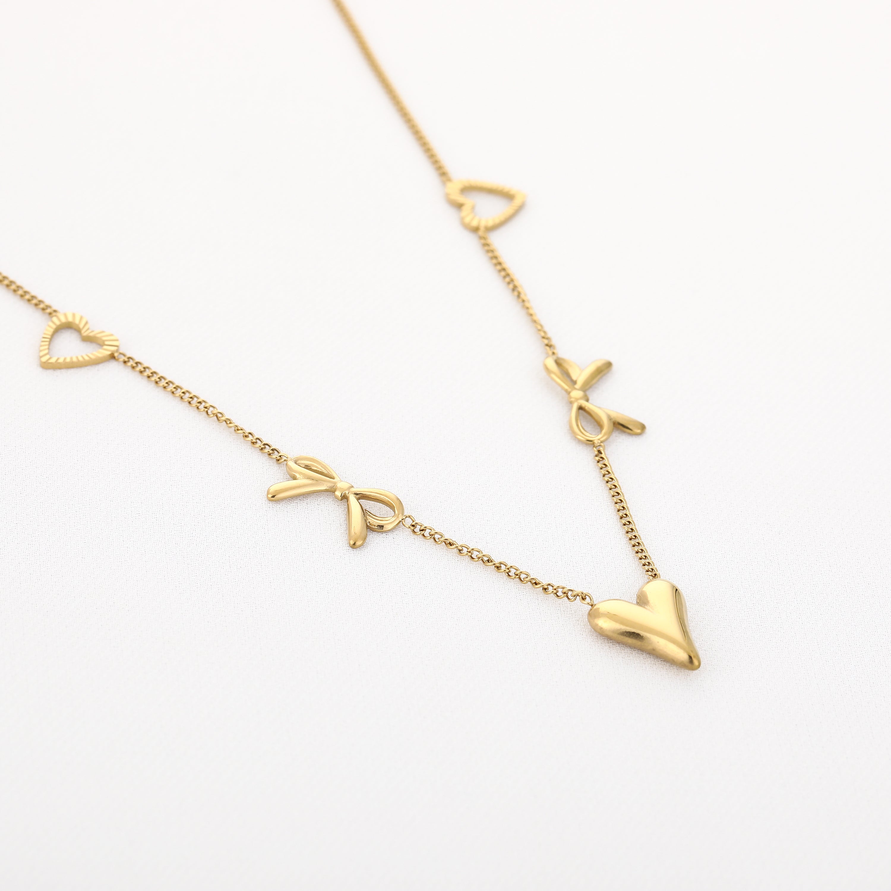 Hartjes en strikjes ketting