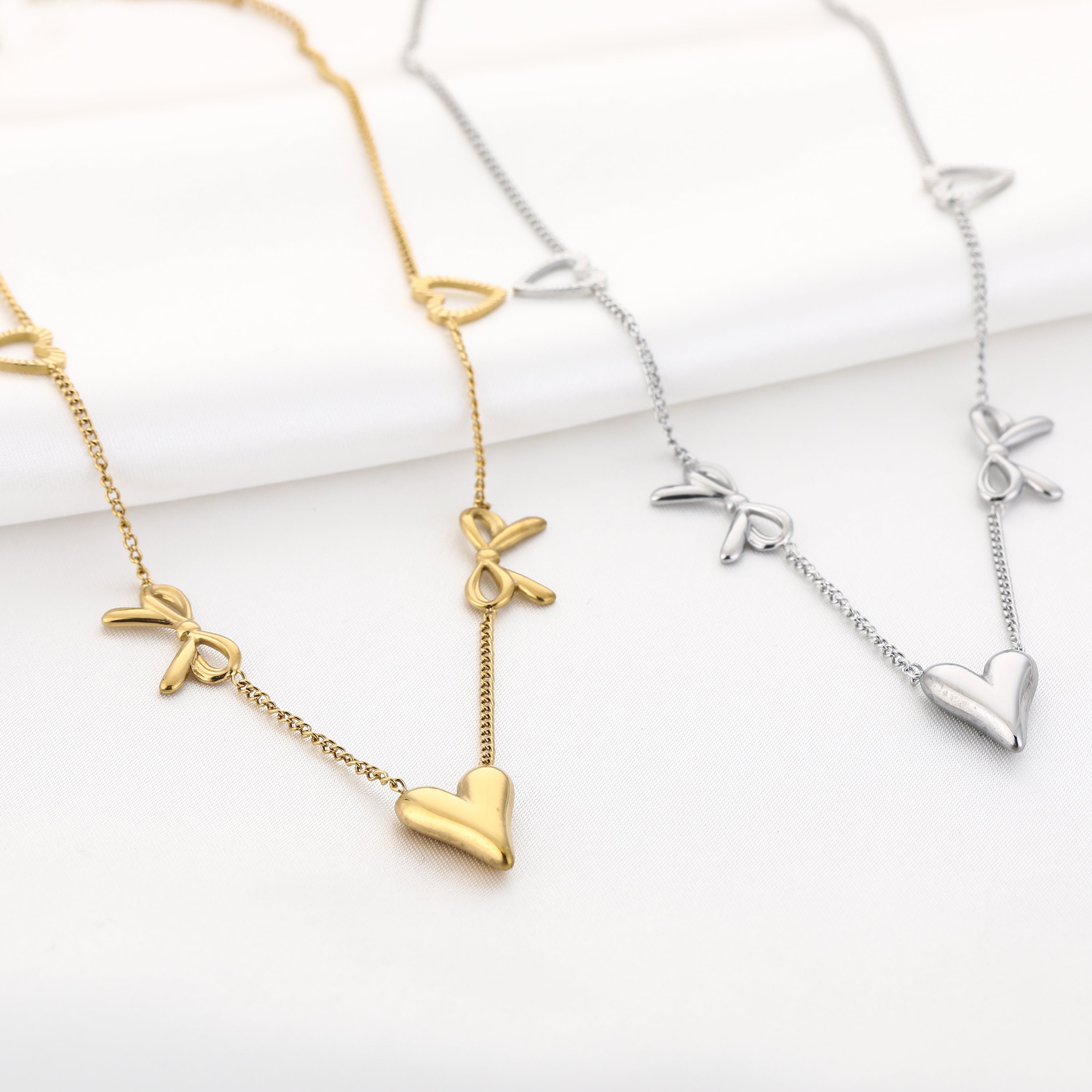 Hartjes en strikjes ketting