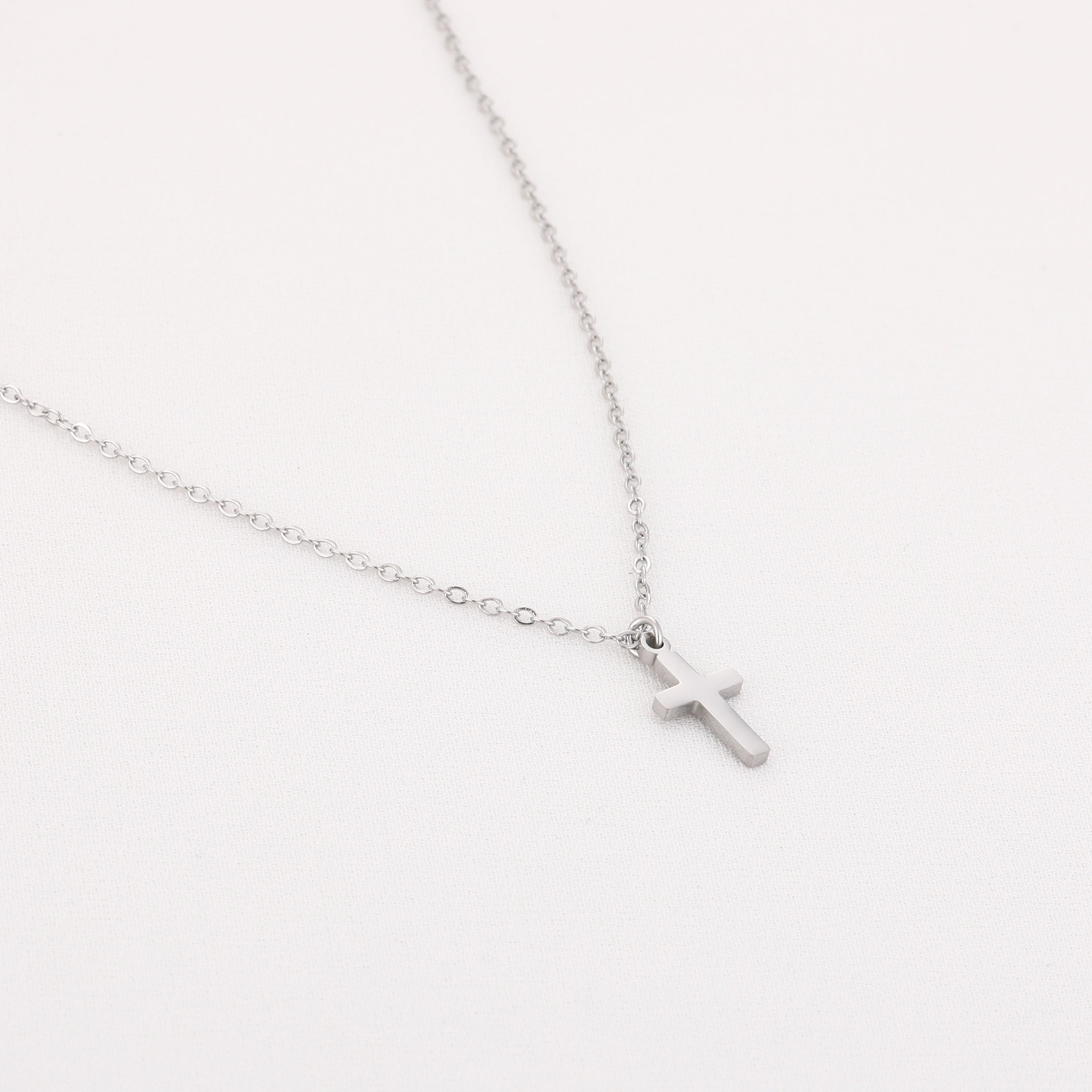 Halskette mit Kreuz