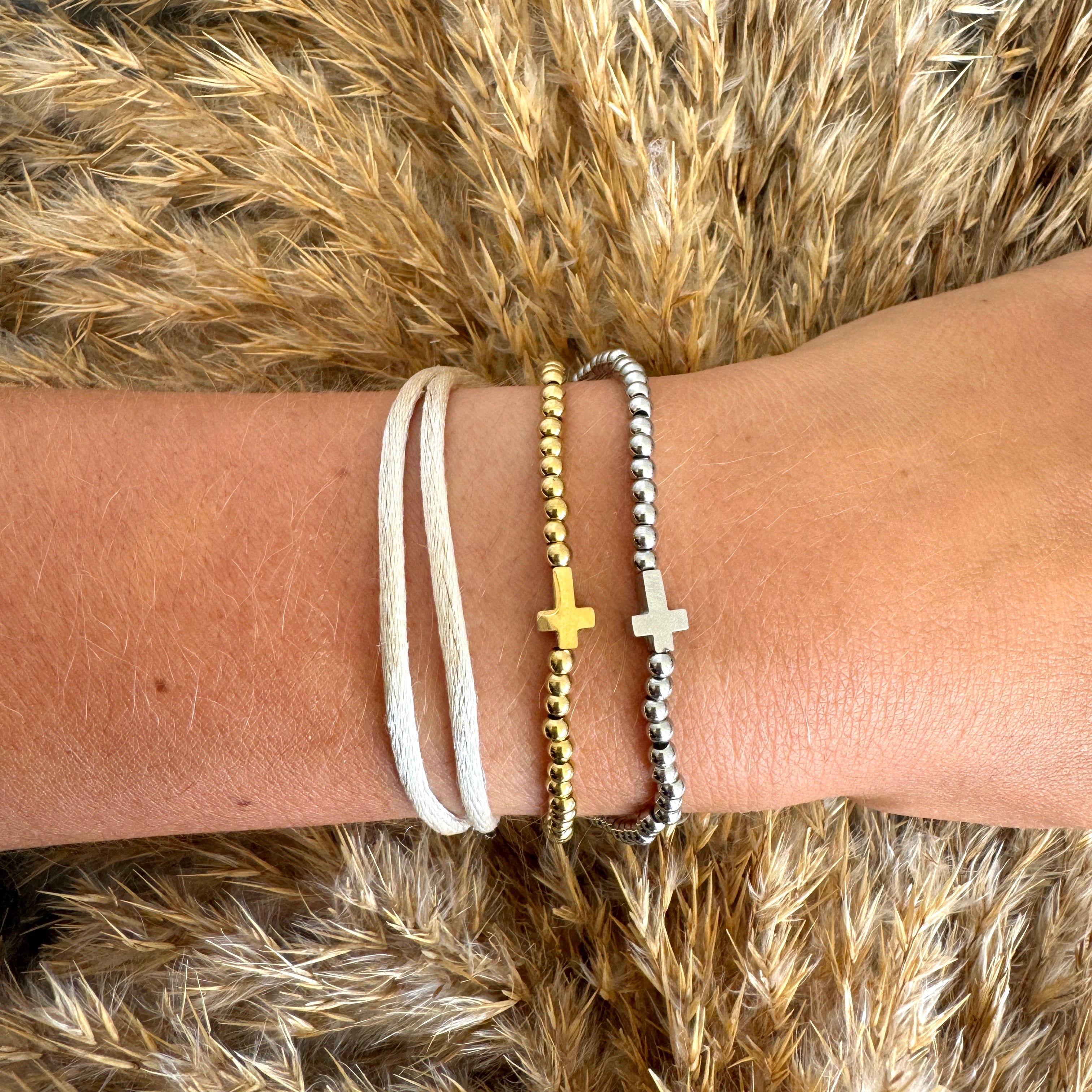 Perlenarmband mit Kreuz