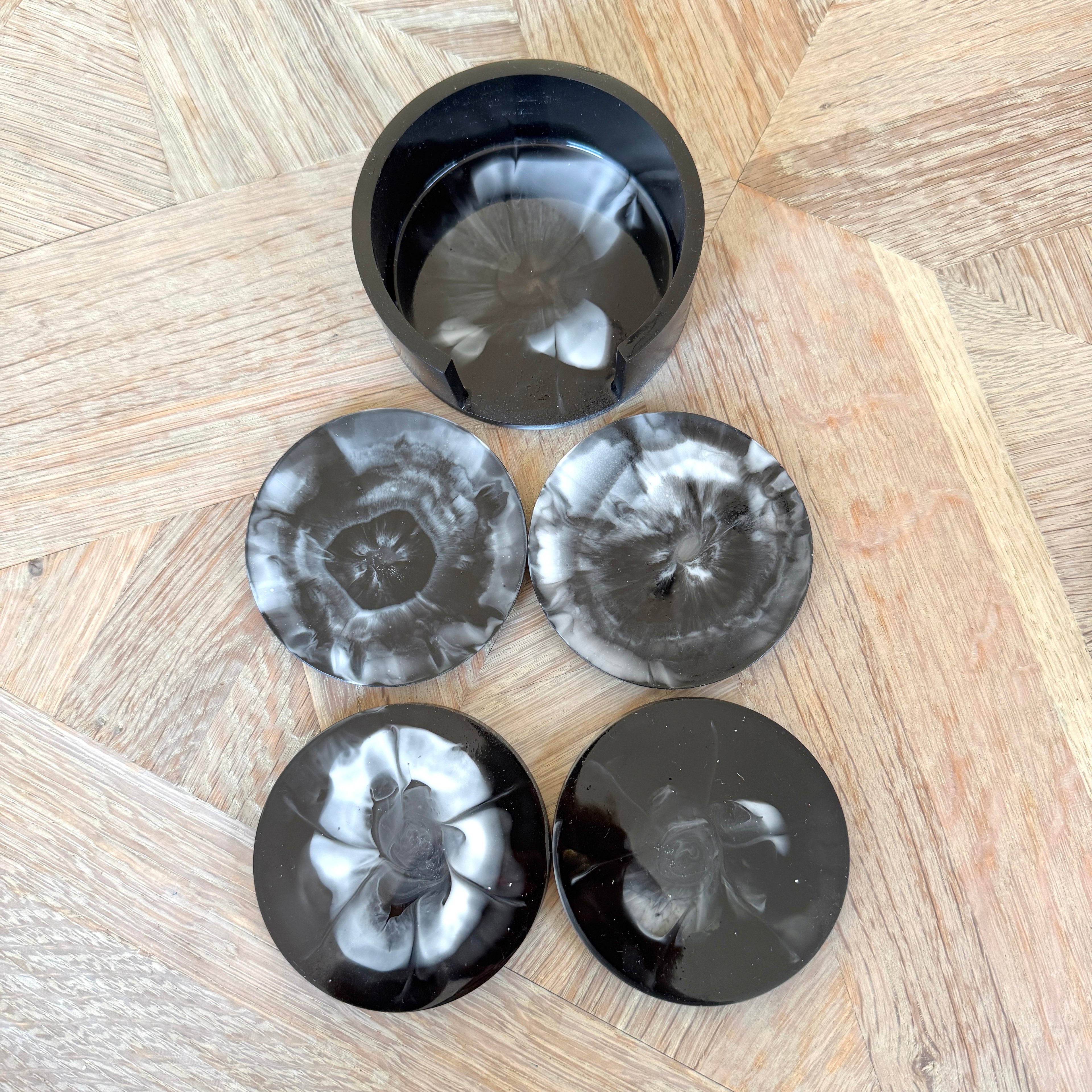 Onderzetters zwart met witte details