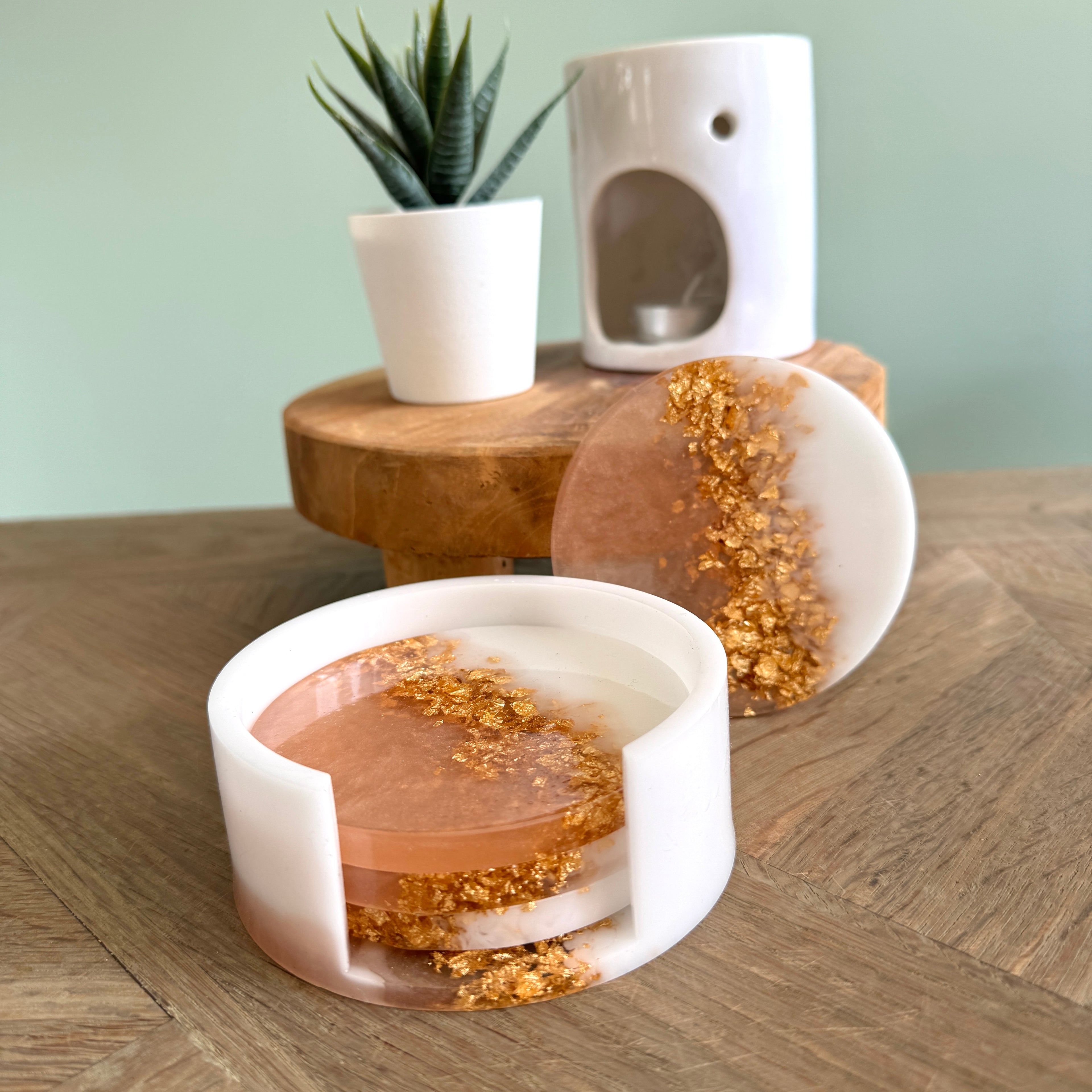 Goudvlokken, champagne en wit onderzetters met houder