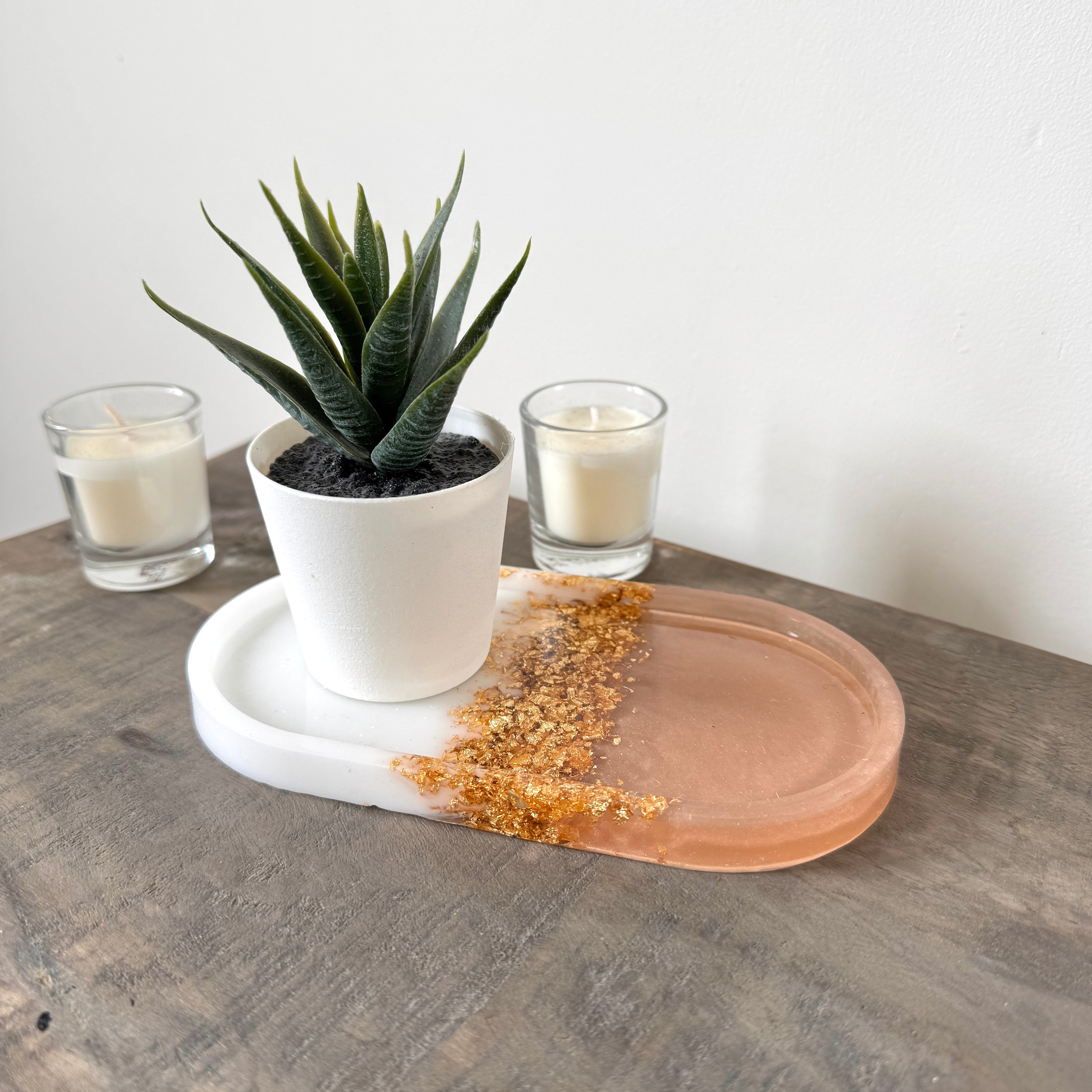 Kleine weiße Platte, Champagner und Goldflocken