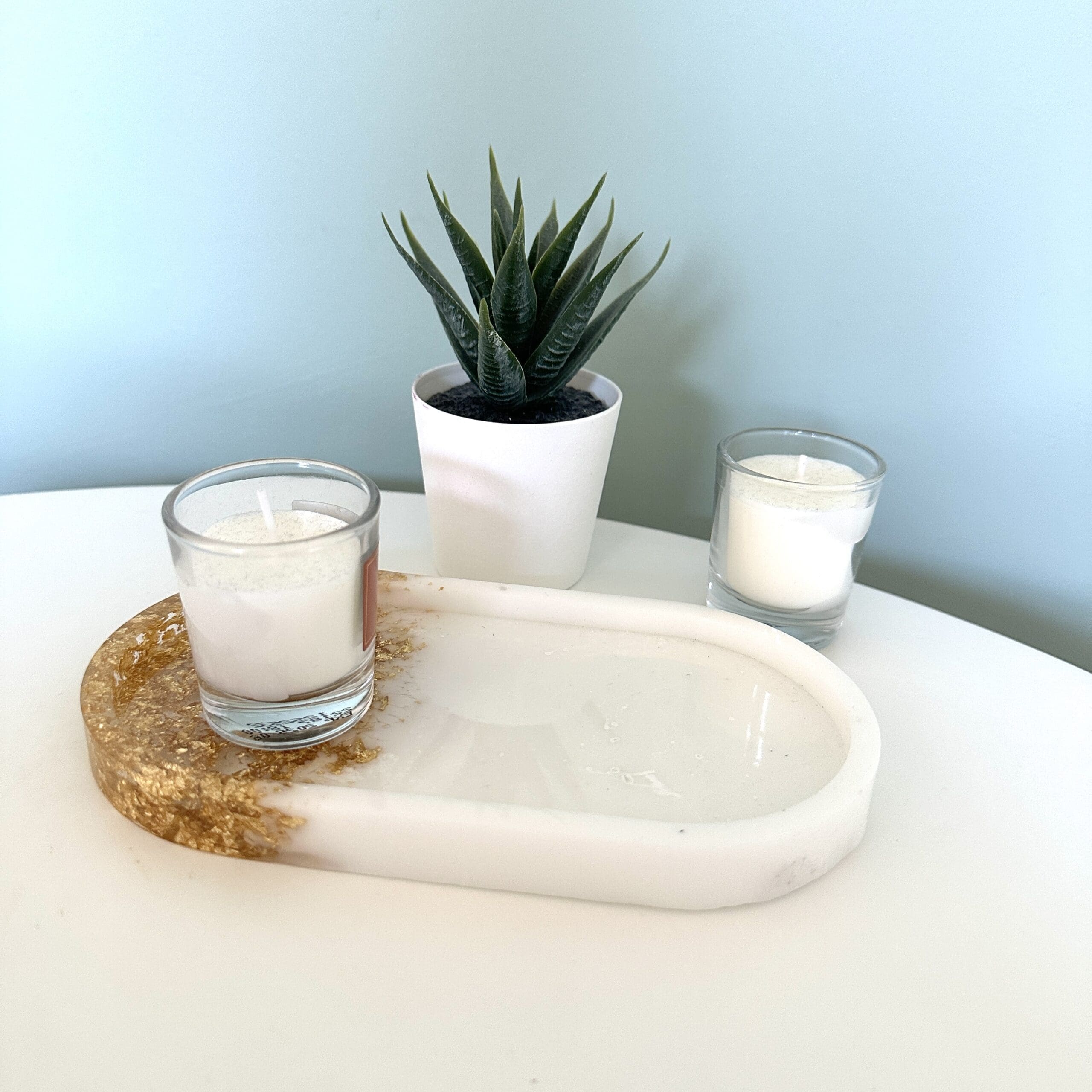 Kleine weiße Platte mit Flocken