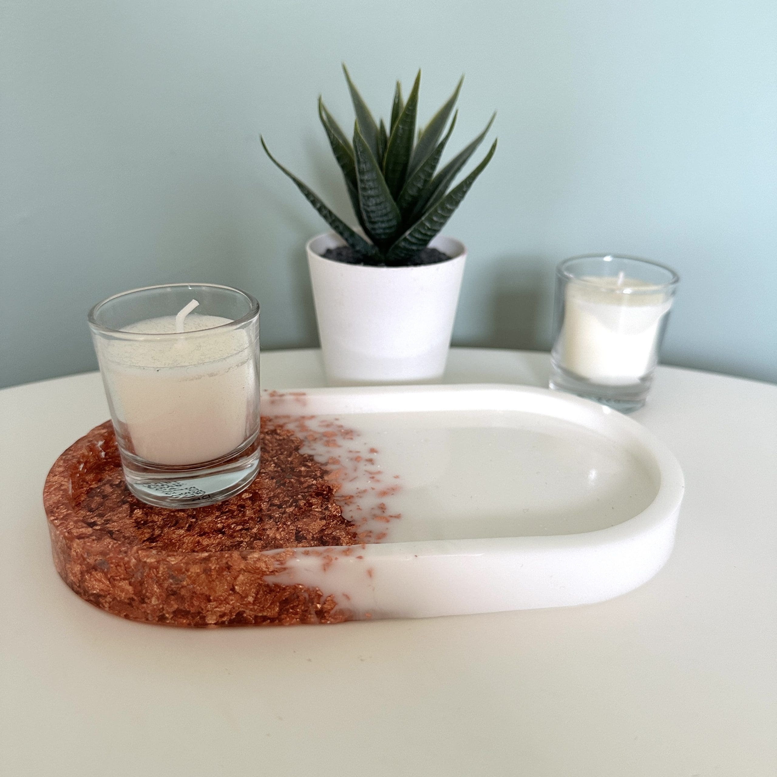 Kleine weiße Platte mit Flocken