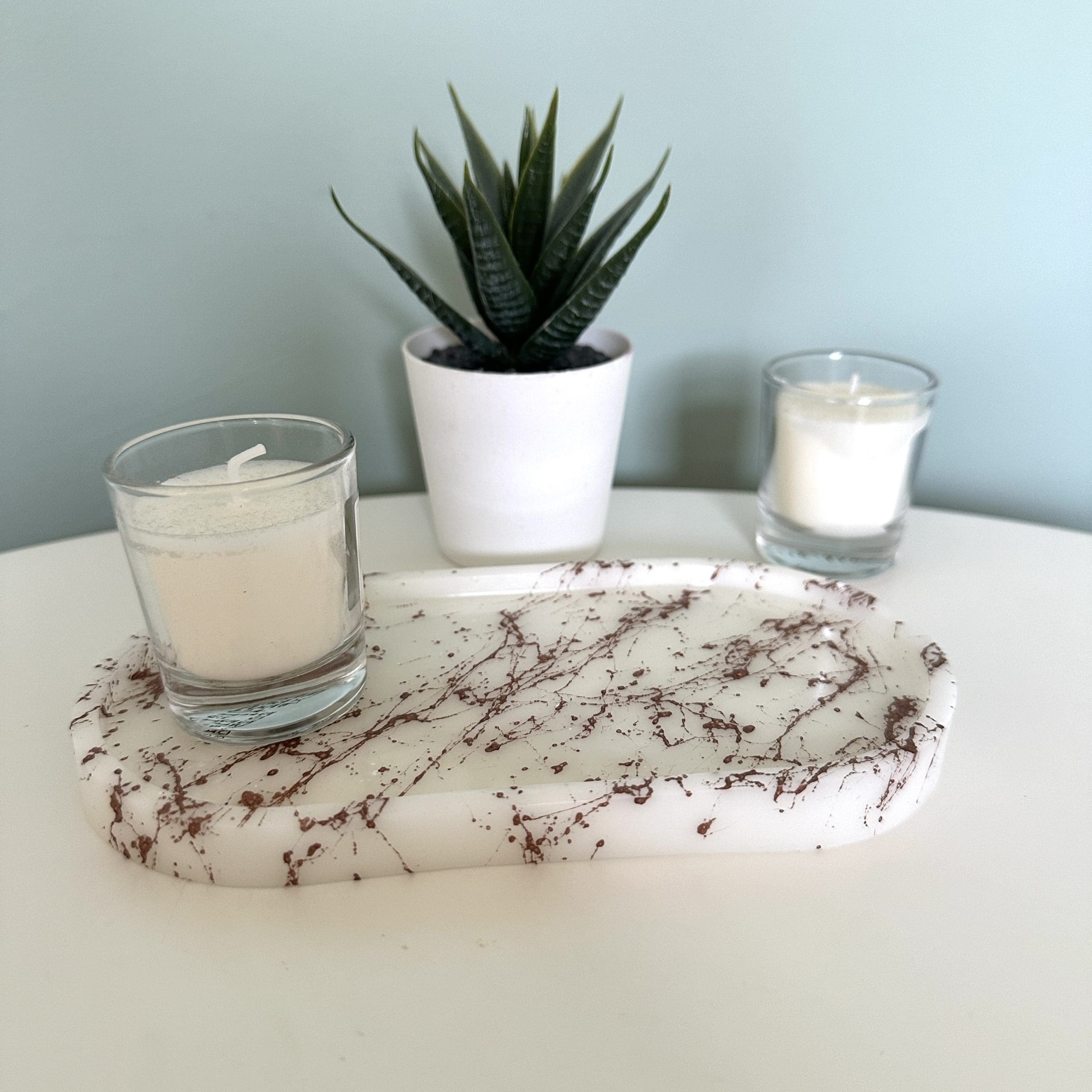 Kleines Plateau aus weißem Marmor