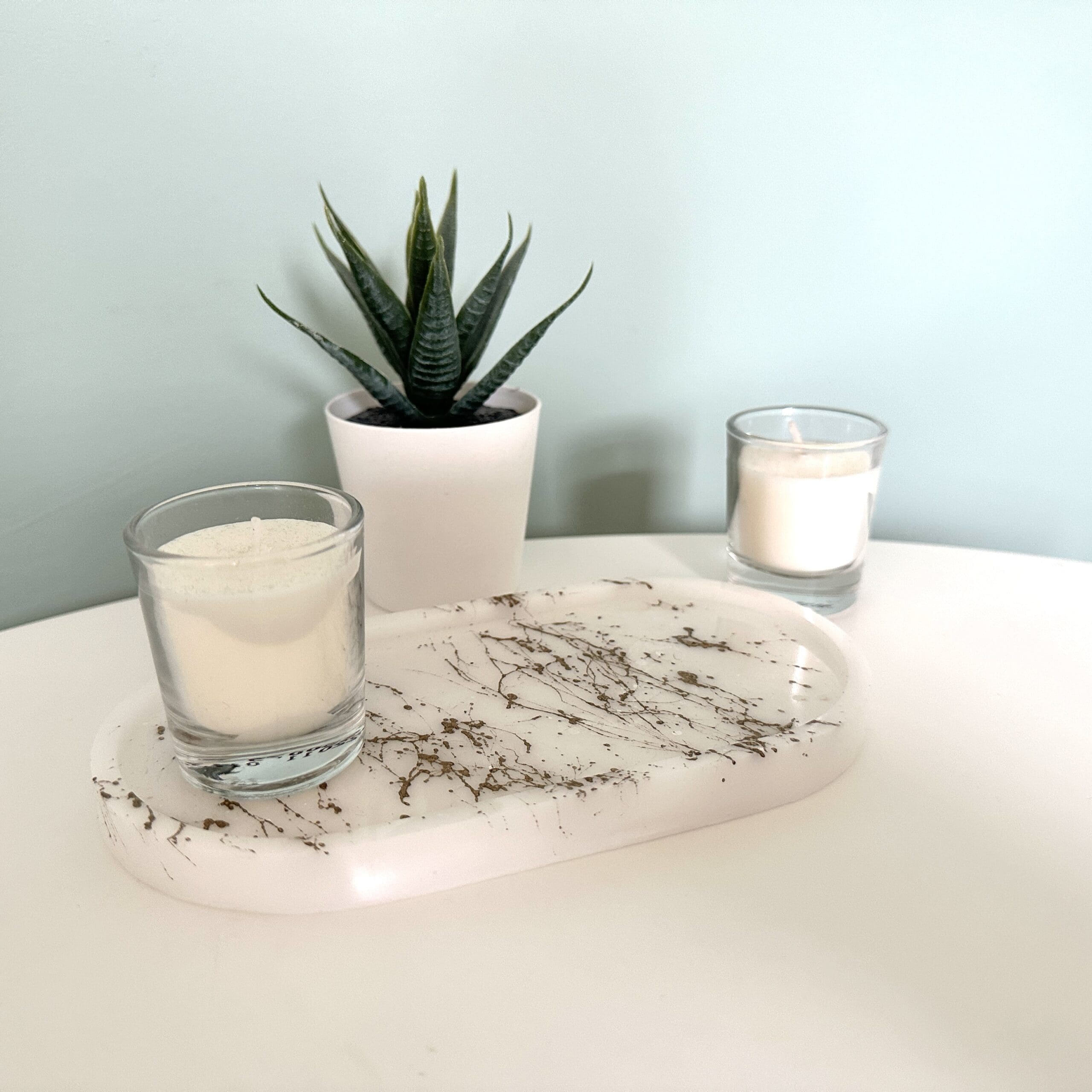 Kleines Plateau aus weißem Marmor