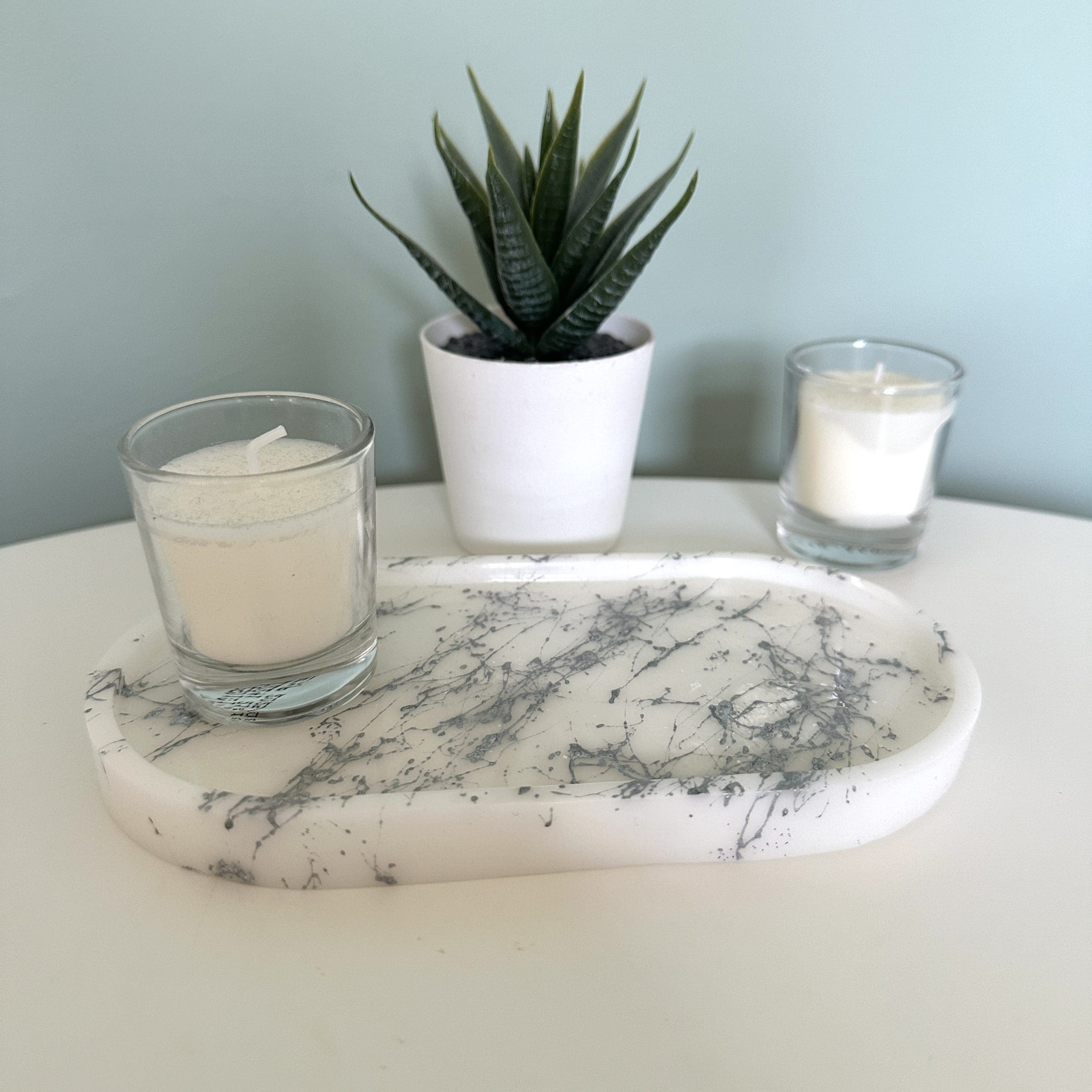 Kleines Plateau aus weißem Marmor