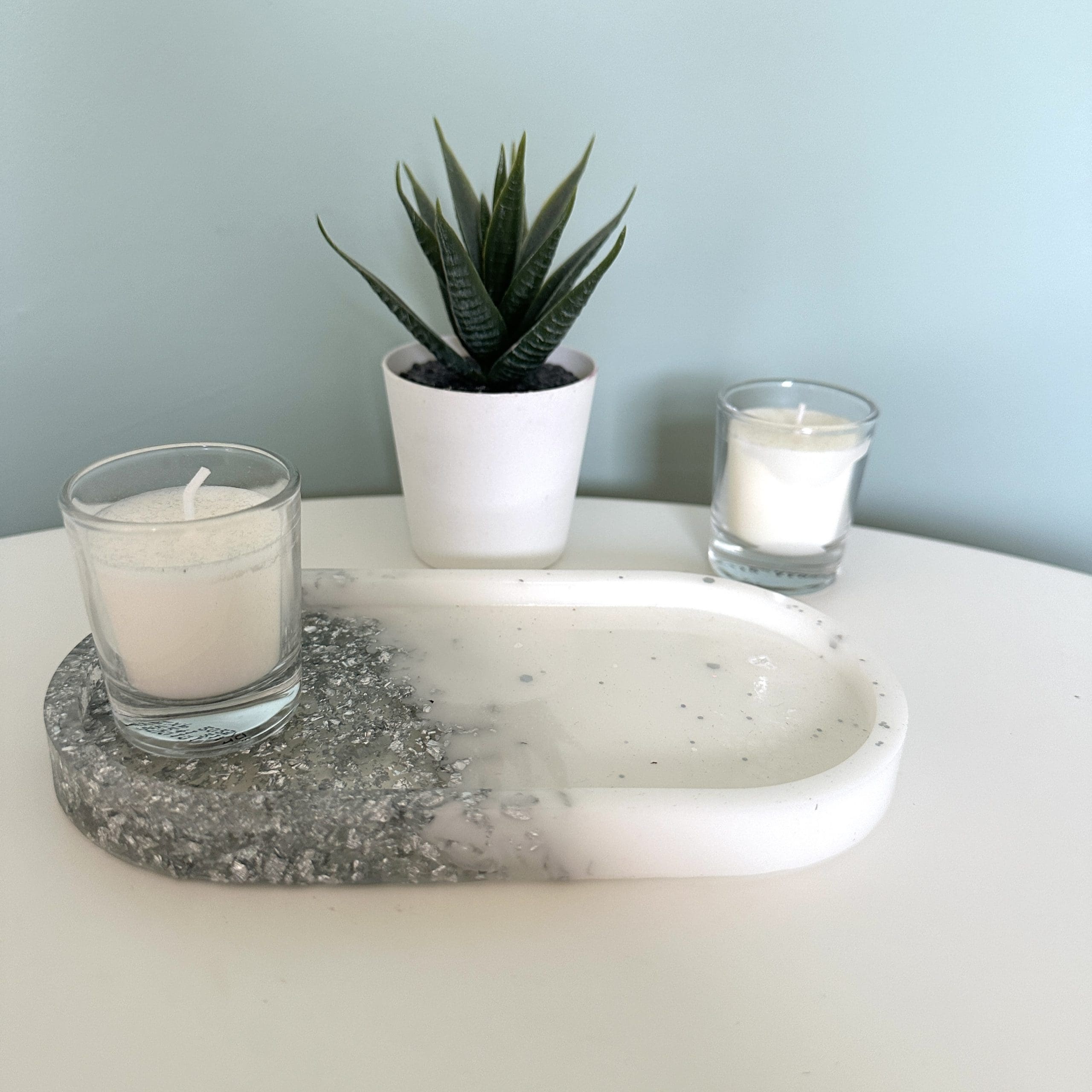 Kleine weiße Platte mit Flocken