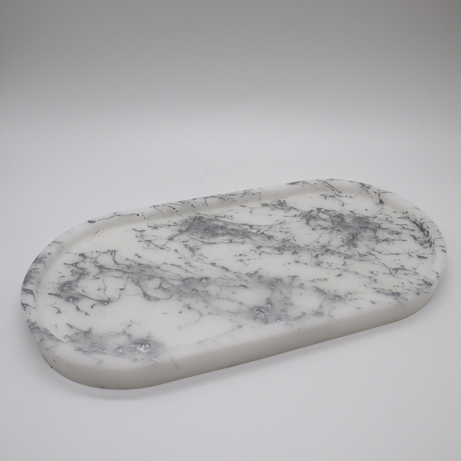 Großes Plateau aus weißem Marmor