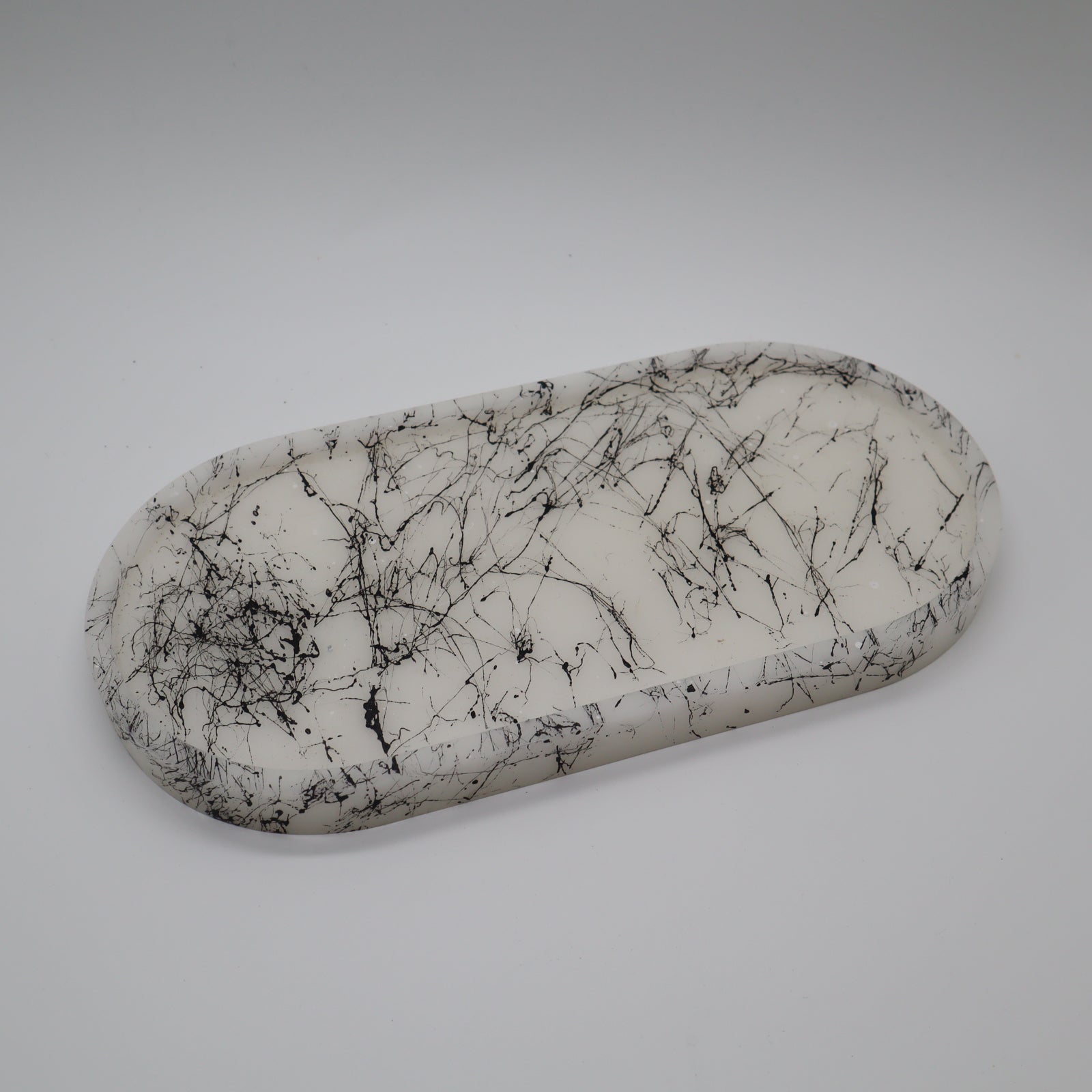 großes Plateau aus weißem Marmor und schwarzem Marmor