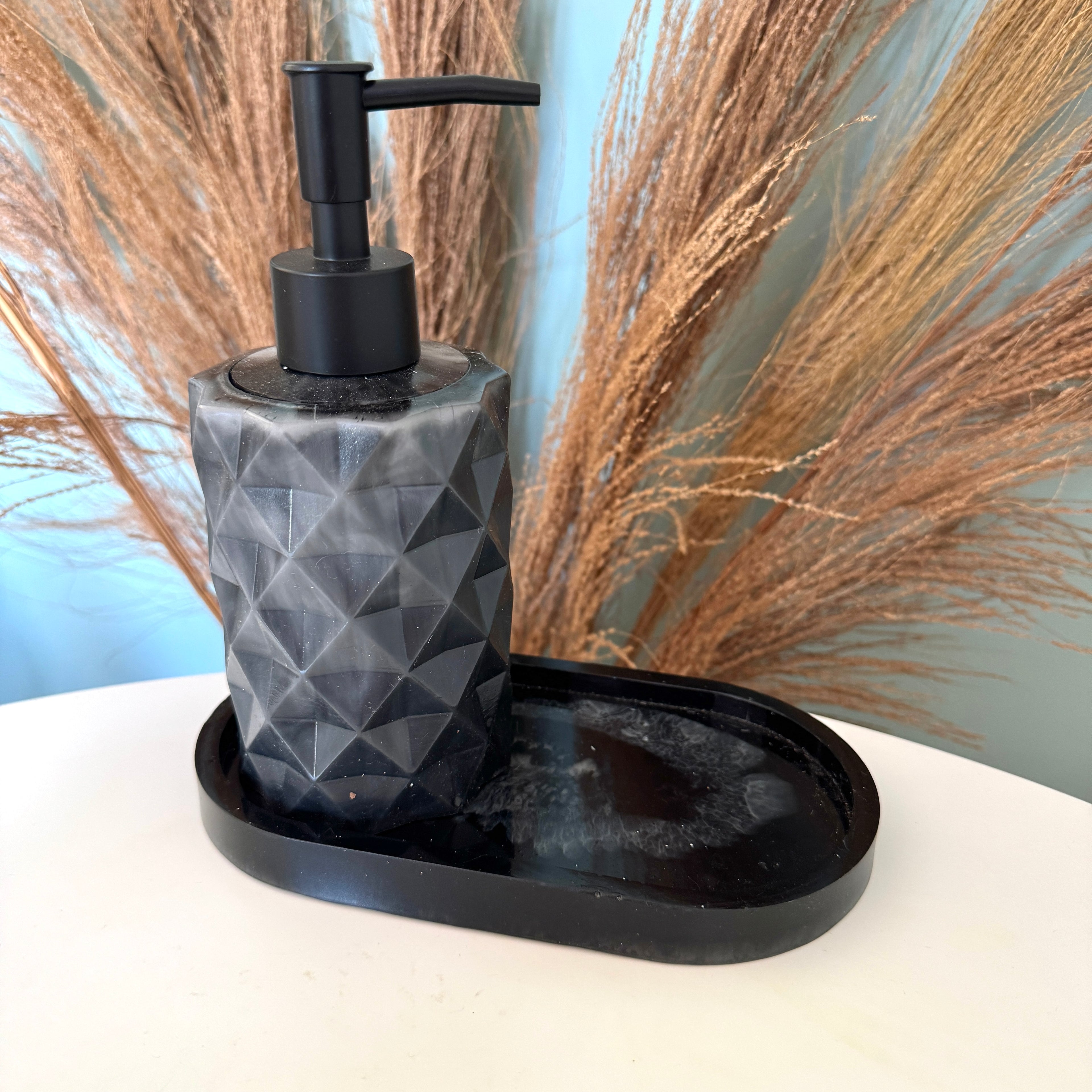 Kleines schwarzes Plateau mit weißen Details