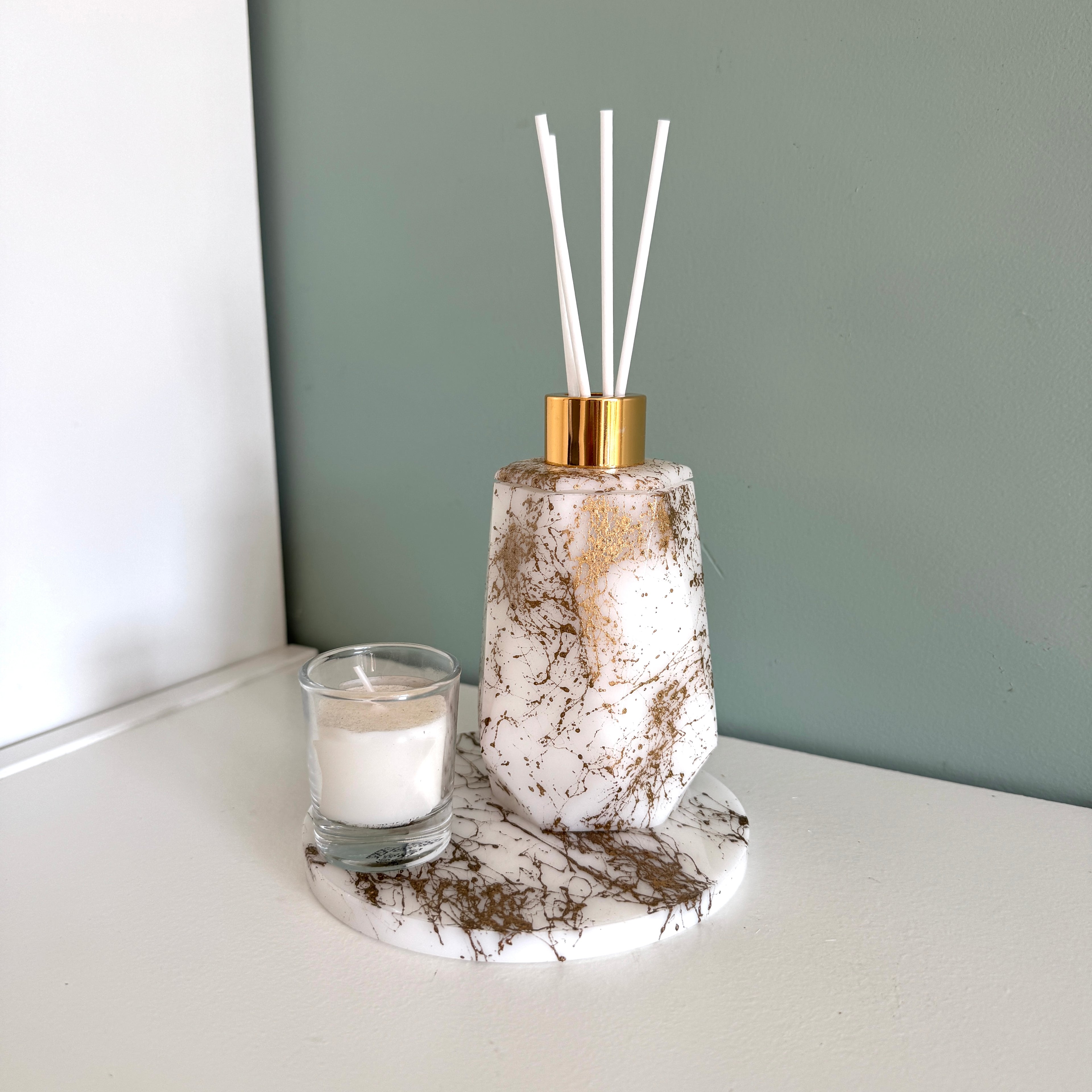 Kleines rundes Plateau aus weißem Marmor