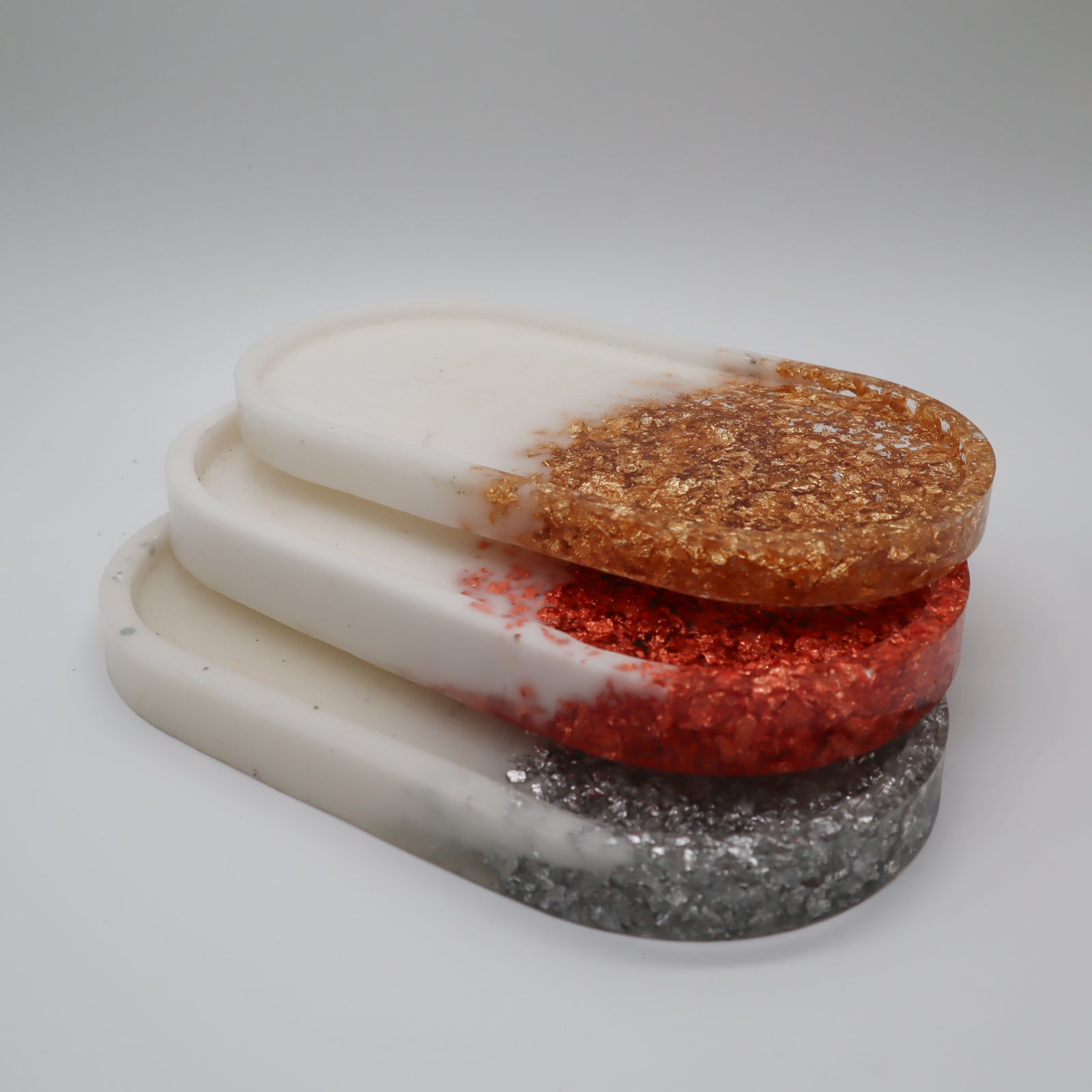 Kleine weiße Platte mit Flocken