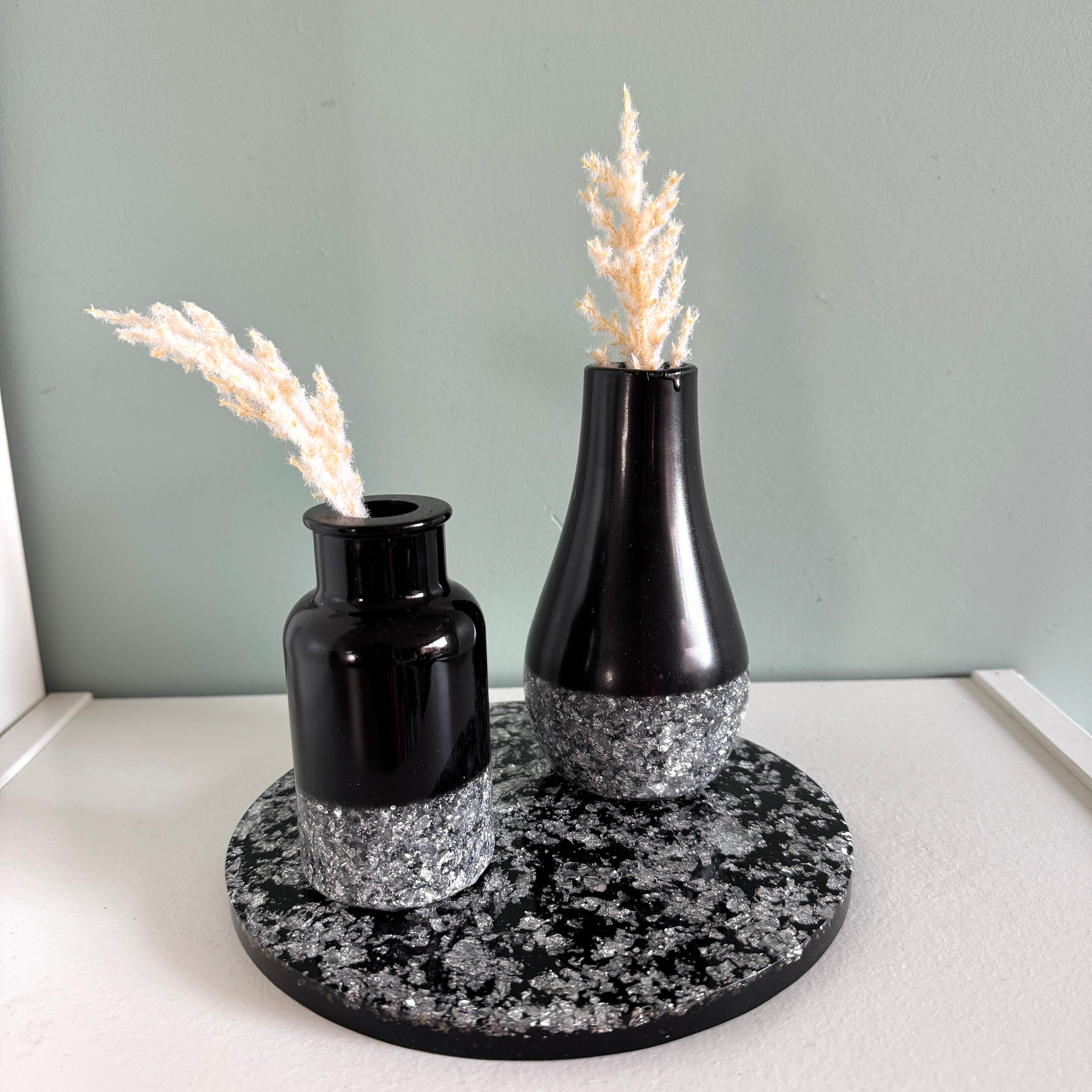 Vaasje klein zwart met vlokken