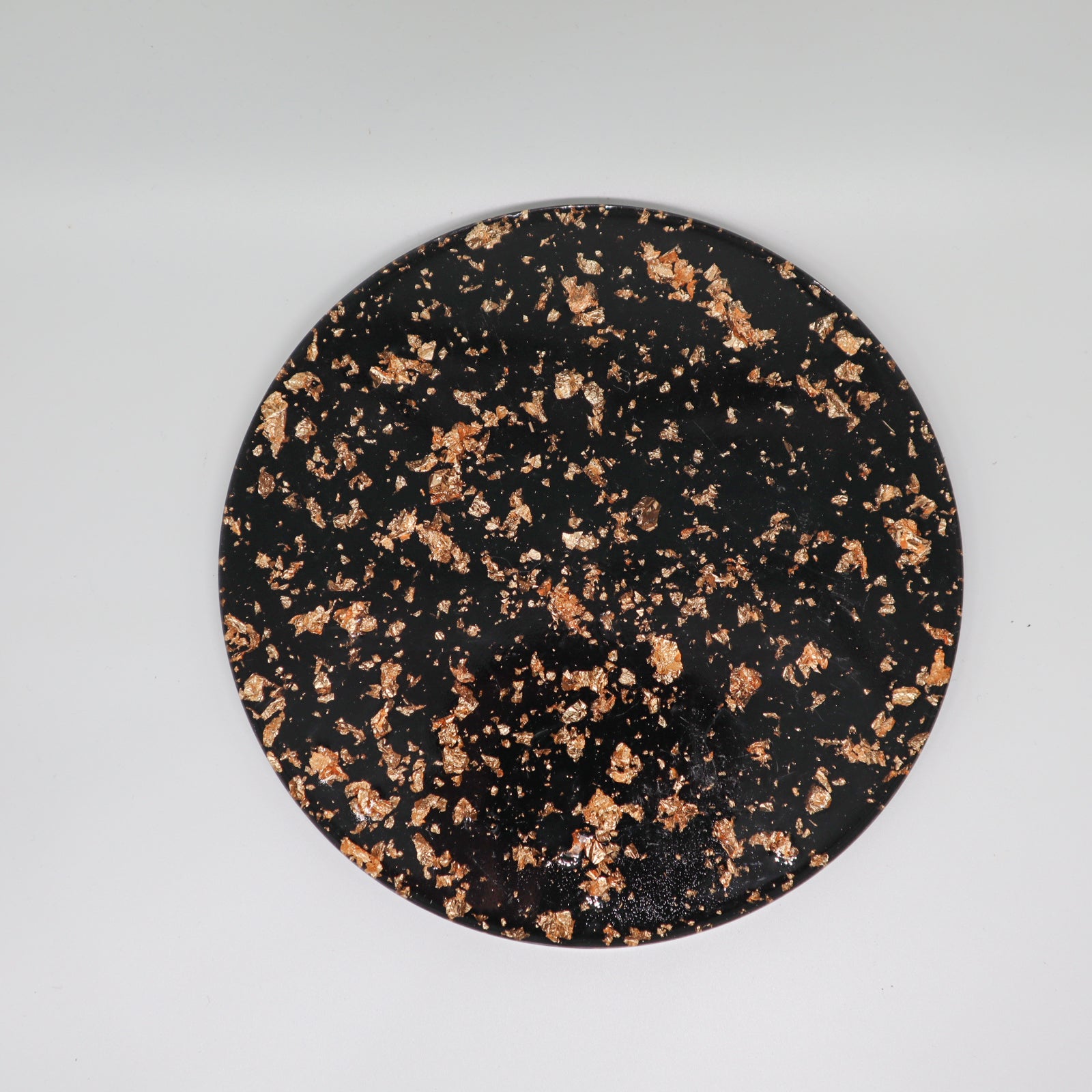 Rundes Plateau schwarz und Flocken