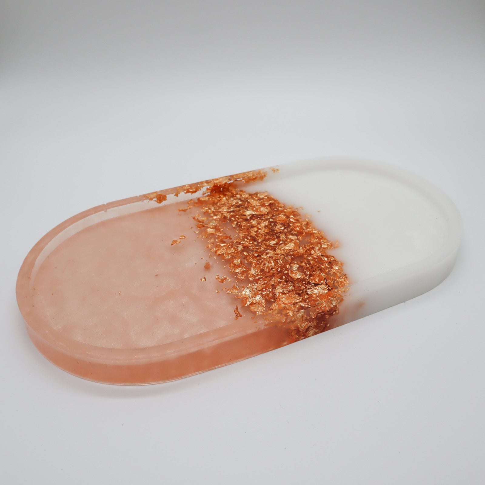 Grand plateau blanc avec paillettes d'or et champagne