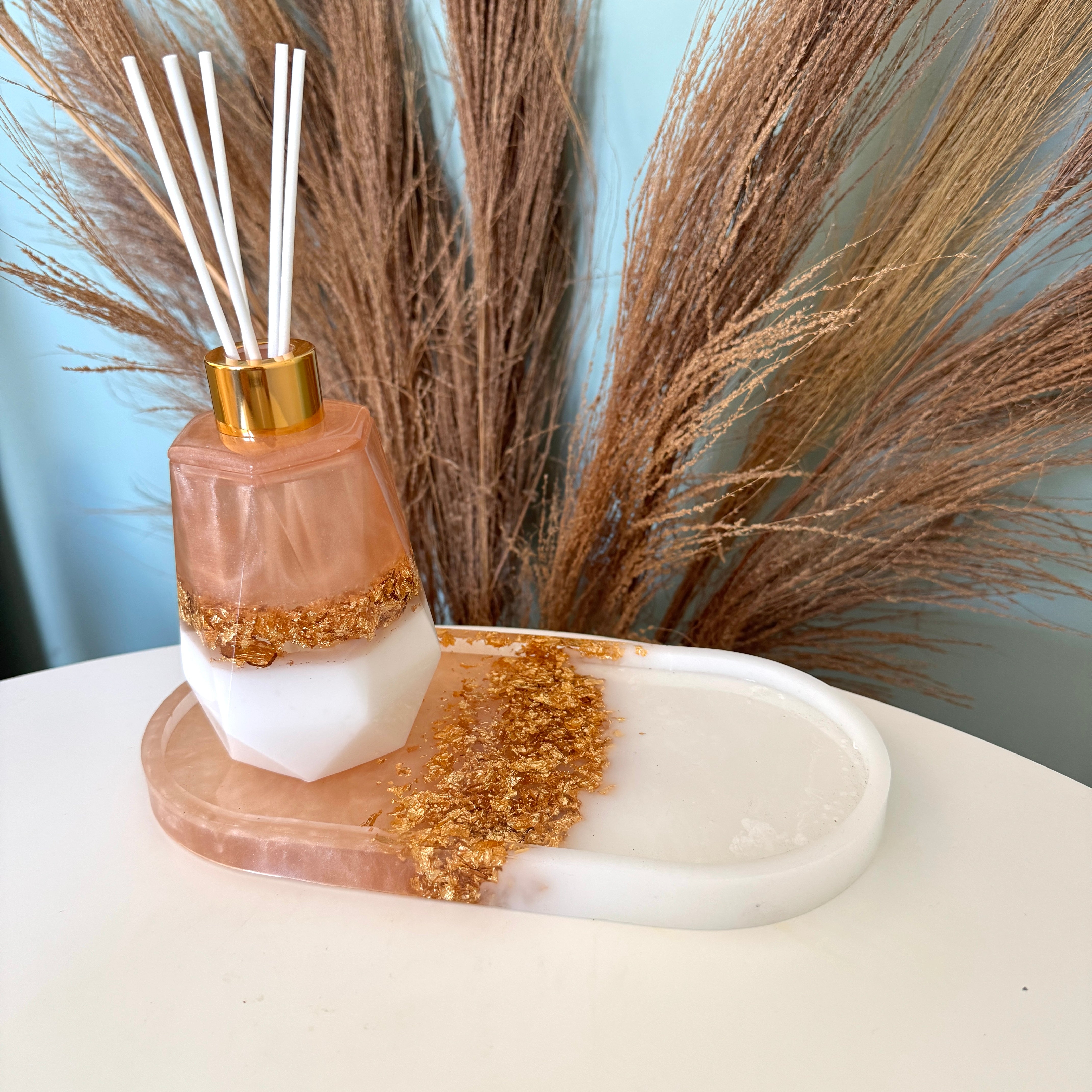 Grand plateau blanc avec paillettes d'or et champagne