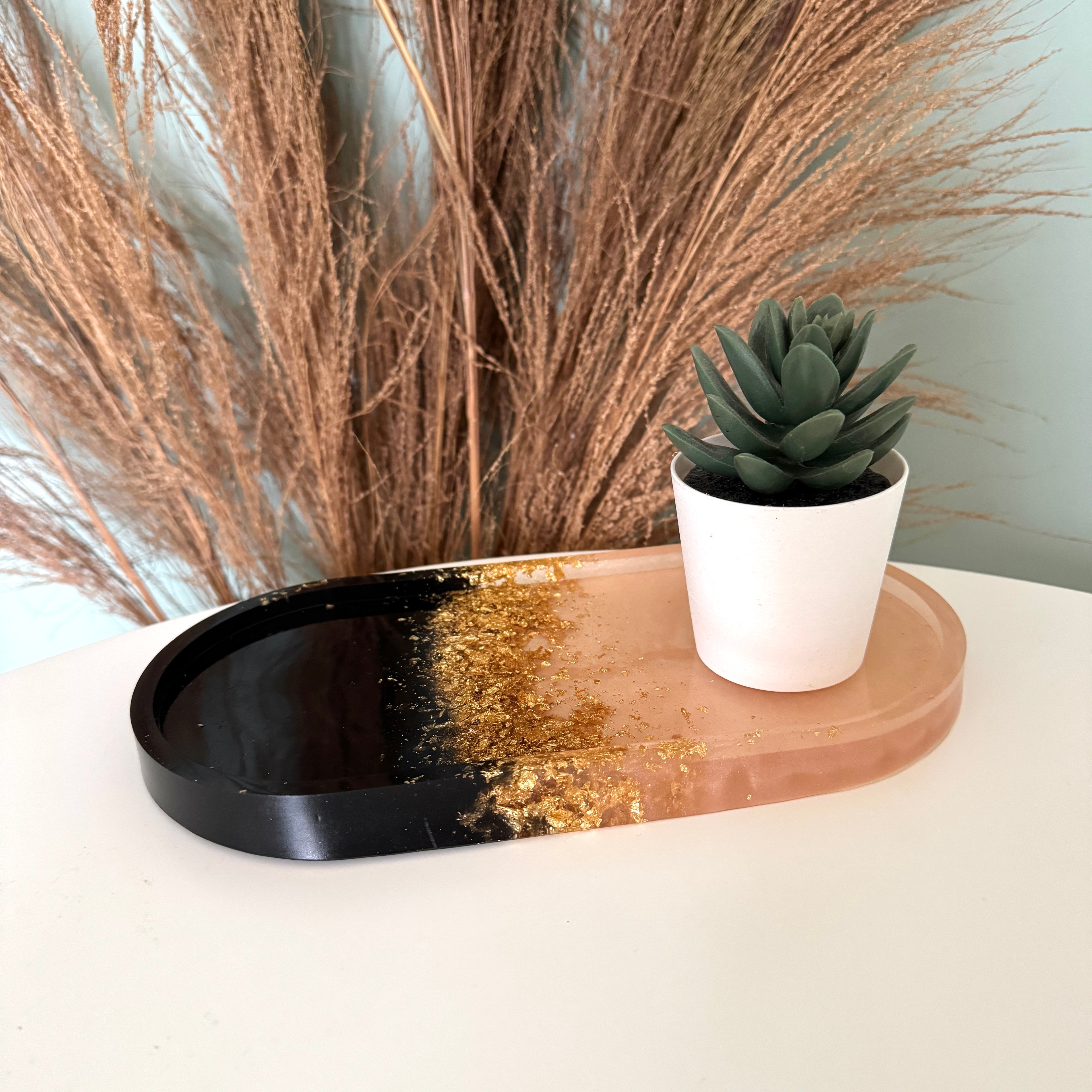 Große Platte in Schwarz, Champagner und Goldflocken