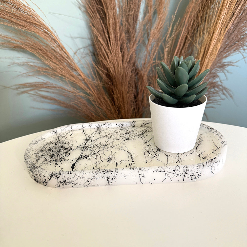 großes Plateau aus weißem Marmor und schwarzem Marmor