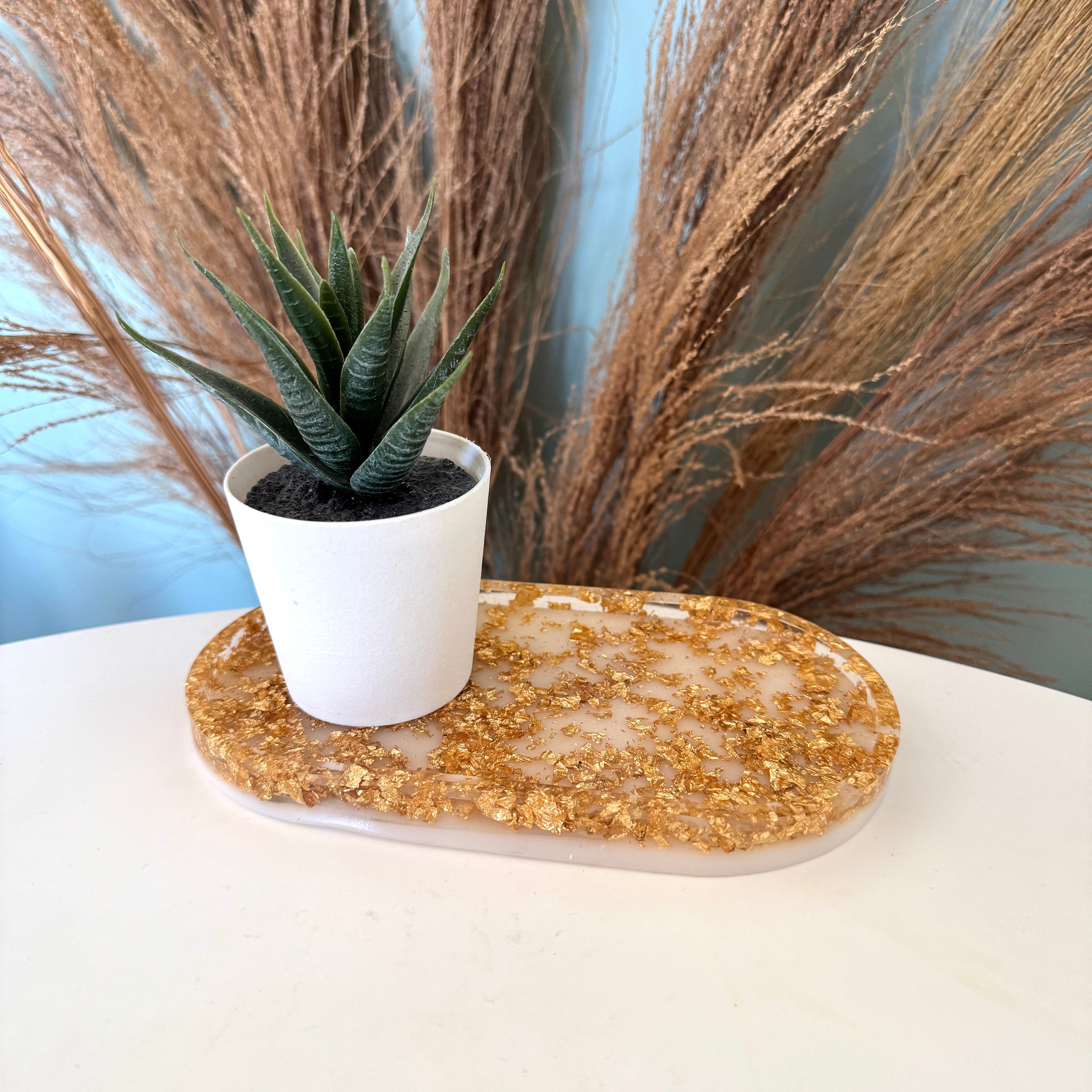 Kleines weißes Tablett mit Goldflocken