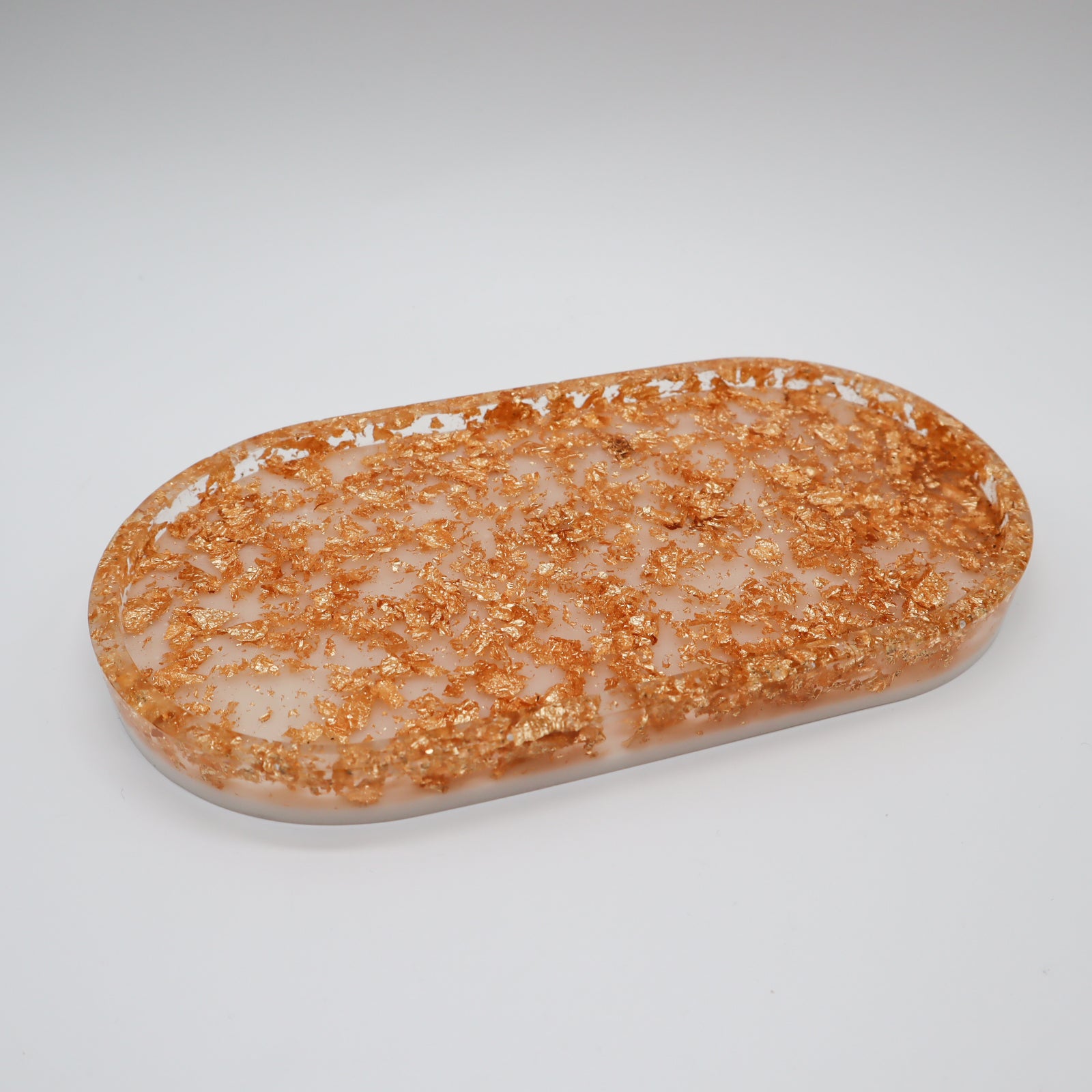 Kleines weißes Tablett mit Goldflocken