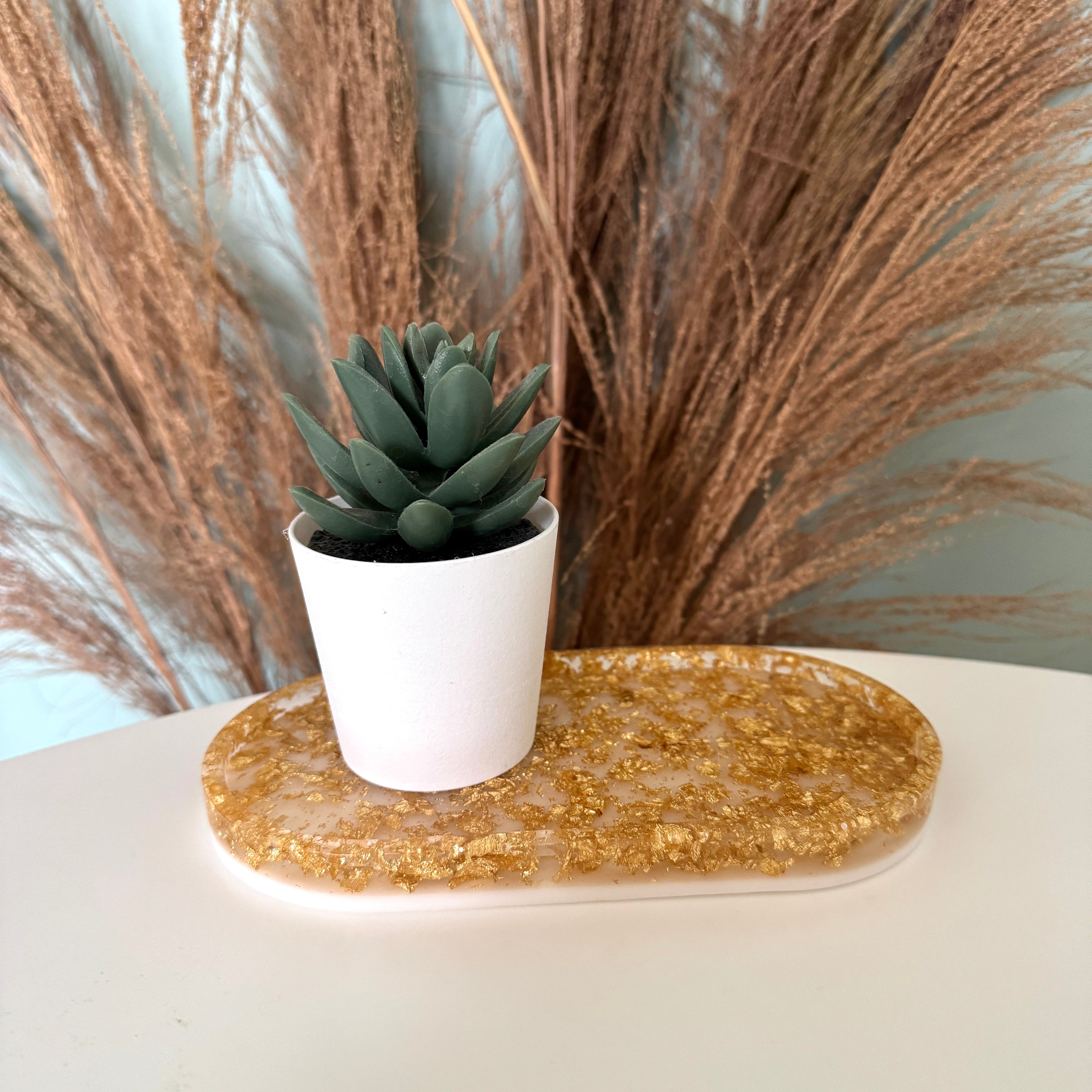 Kleines weißes Tablett mit Goldflocken